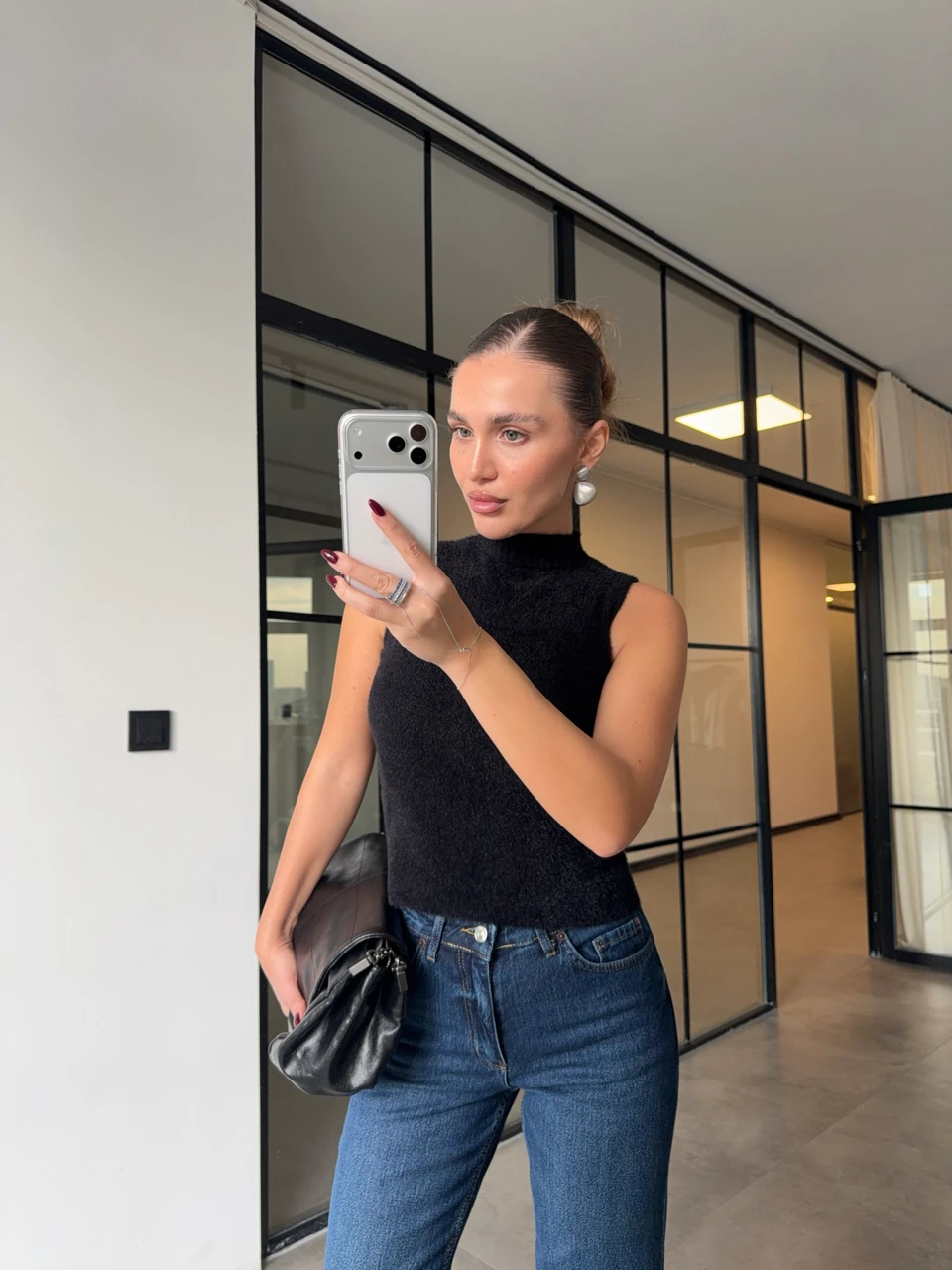 YARIM BOĞAZLI SİYAH YUMOŞ DOKULU TRİKO BLUZ