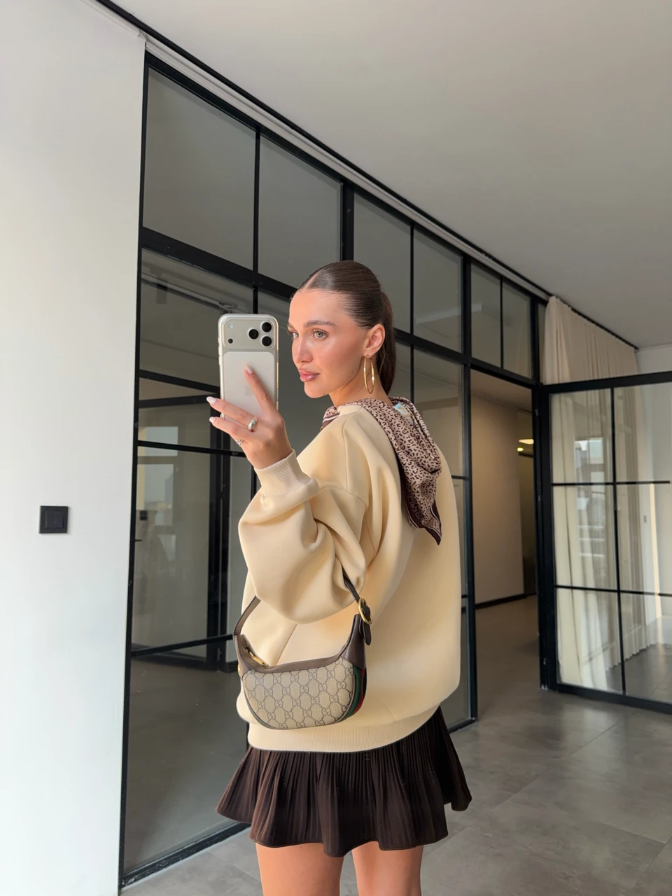 FULAR DETAYLI BASKILI BEJ RENGİ ŞARDONLU SWEATSHİRT