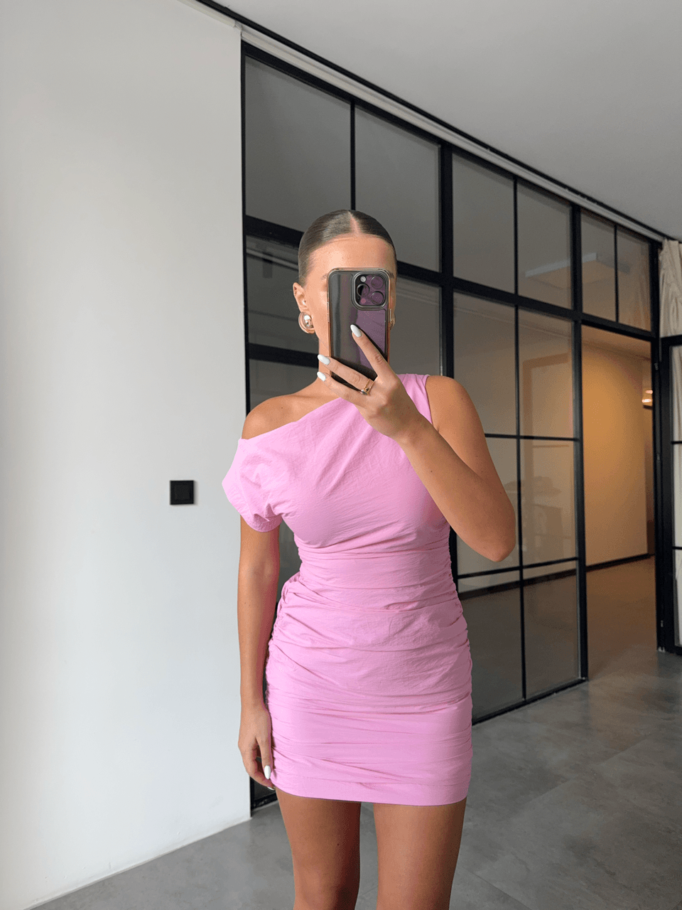 DRAPELİ TEK OMUZ DÜŞÜK PEMBE ELBİSE