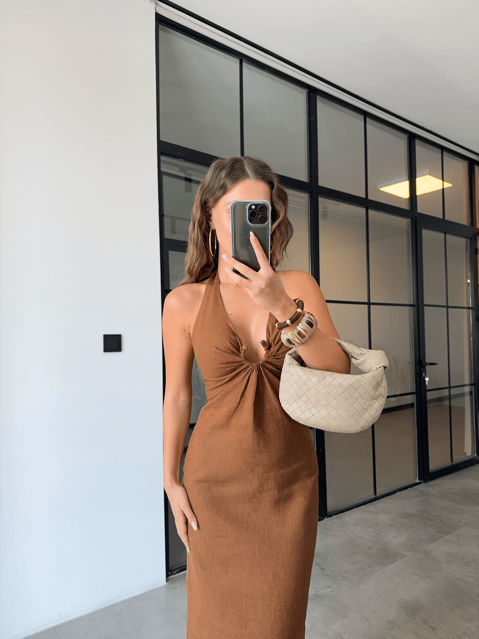BOYUNDAN BAĞLAMALI DEKOLTELİ TARÇIN KETEN ELBİSE