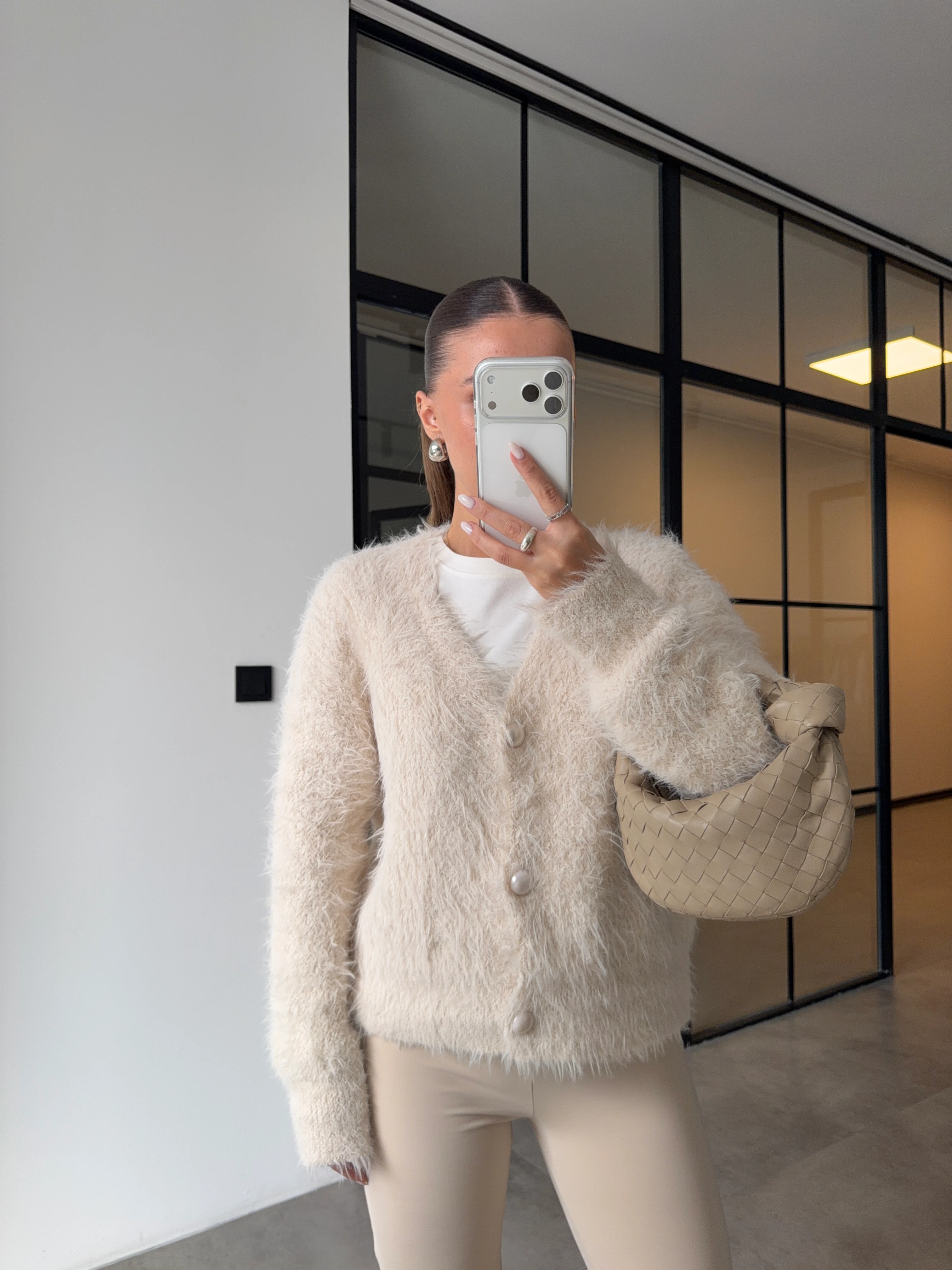 İNCİ DÜĞMELİ EKRU PELUŞ HIRKA