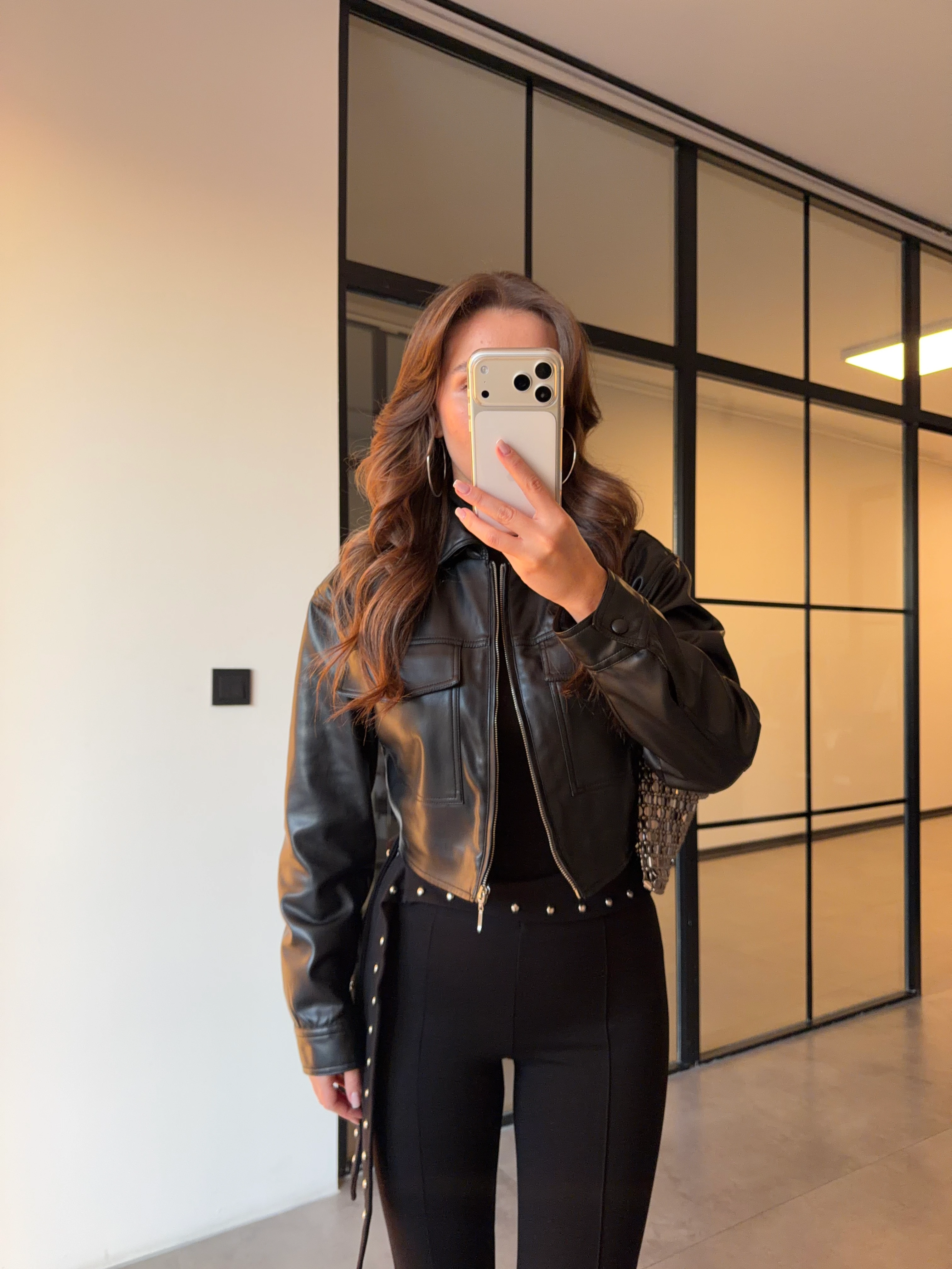 ÇİFT CEPLİ CROP SİYAH DERİ CEKET (ÖN SİPARİŞ ÜRÜNÜR TAHMİNİ KARGOYA TESLİM TARİHİ 23 ARALIK)