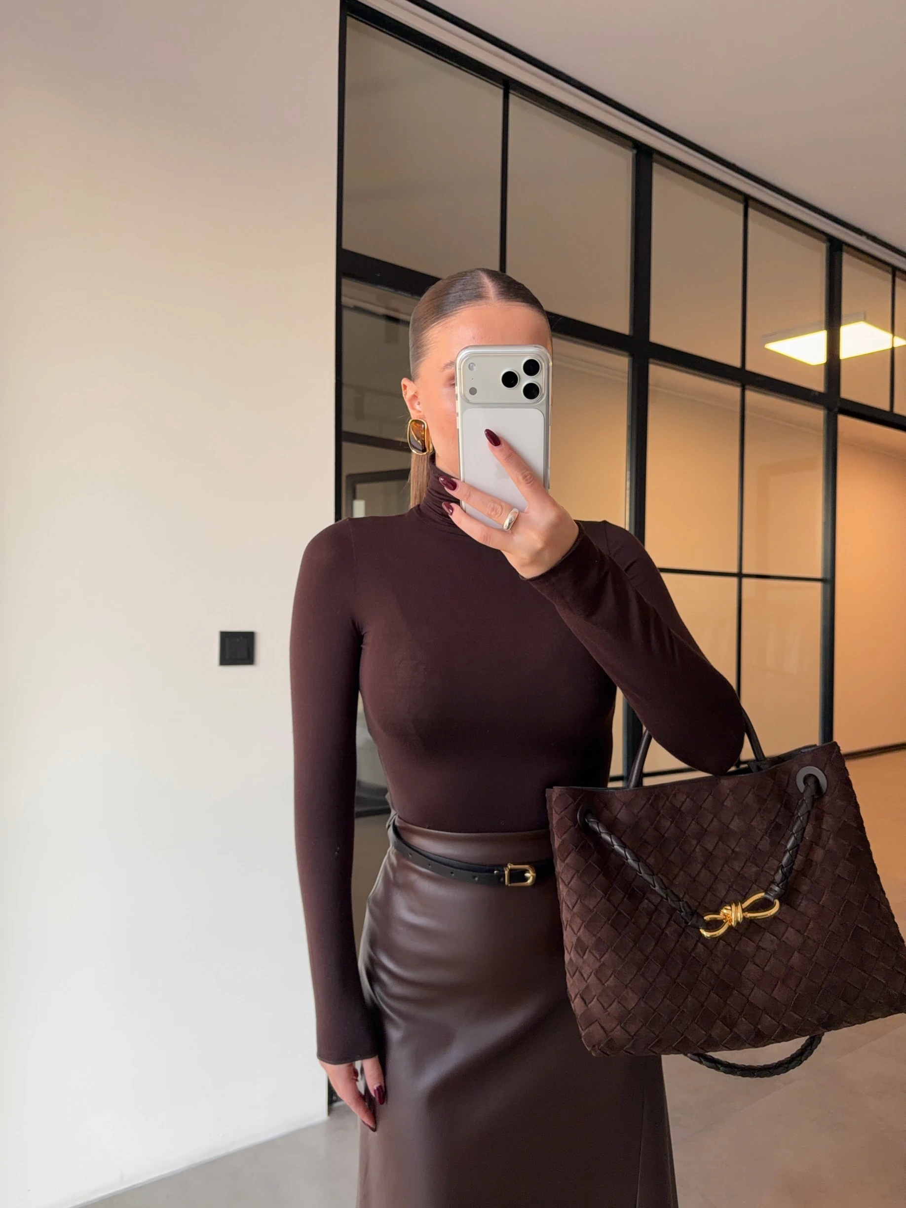 DİK YAKA KAHVERENGİ TRANSPARAN BLUZ