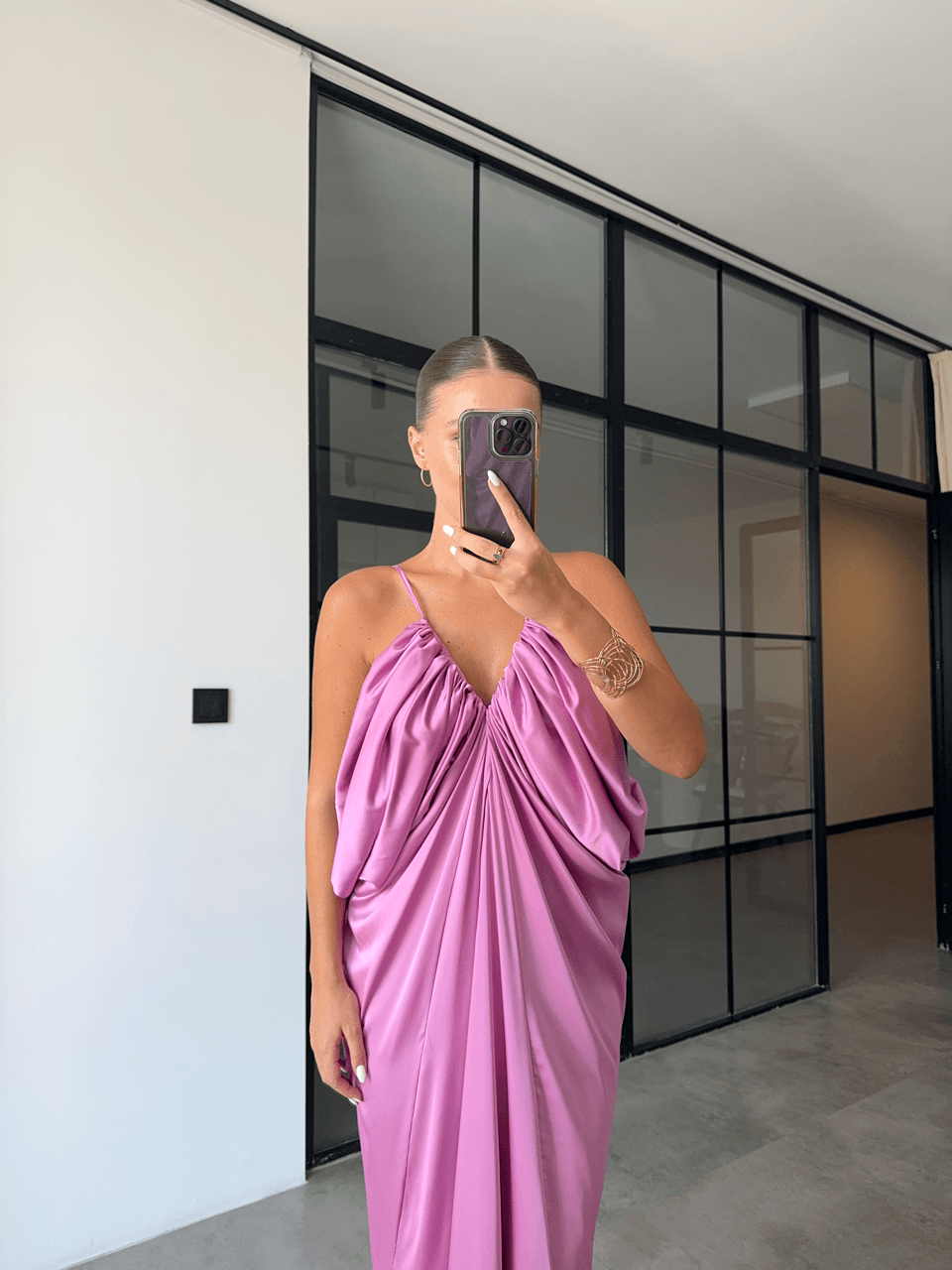 YAN DEKOLTELİ DÖKÜMLÜ PEMBE SATEN ELBİSE