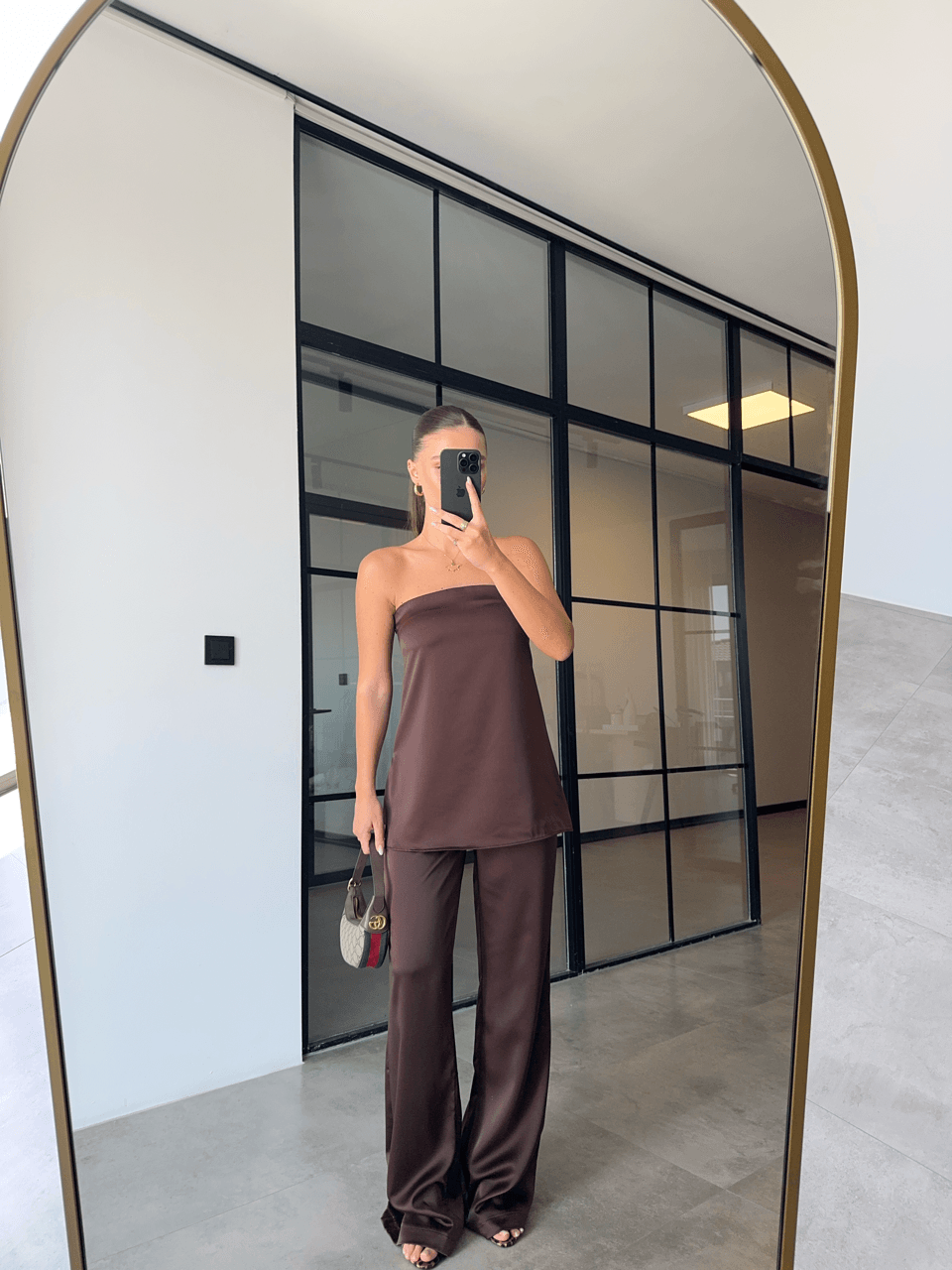 KAHVERENGİ SATEN STRAPLEZ BLUZ PANTOLON TAKIM