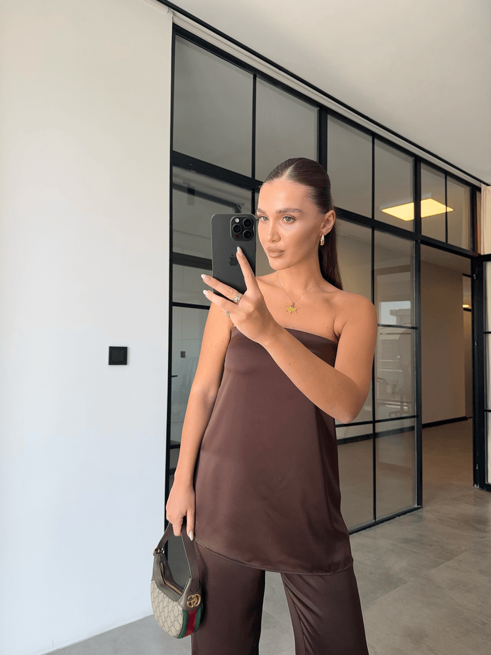 KAHVERENGİ SATEN STRAPLEZ BLUZ PANTOLON TAKIM