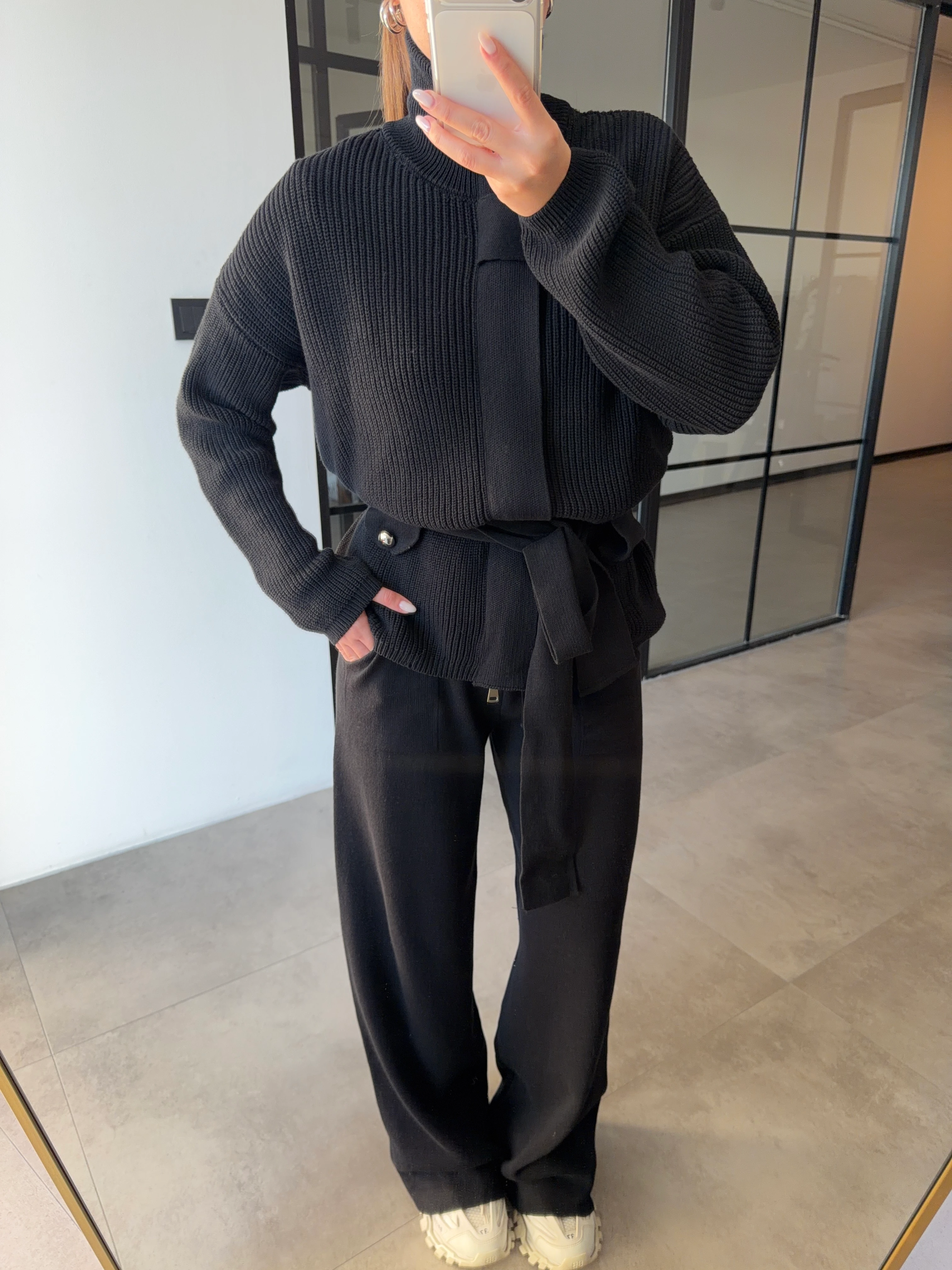 DİK YAKALI KUŞAKLI SİYAH TRİKO TAKIM