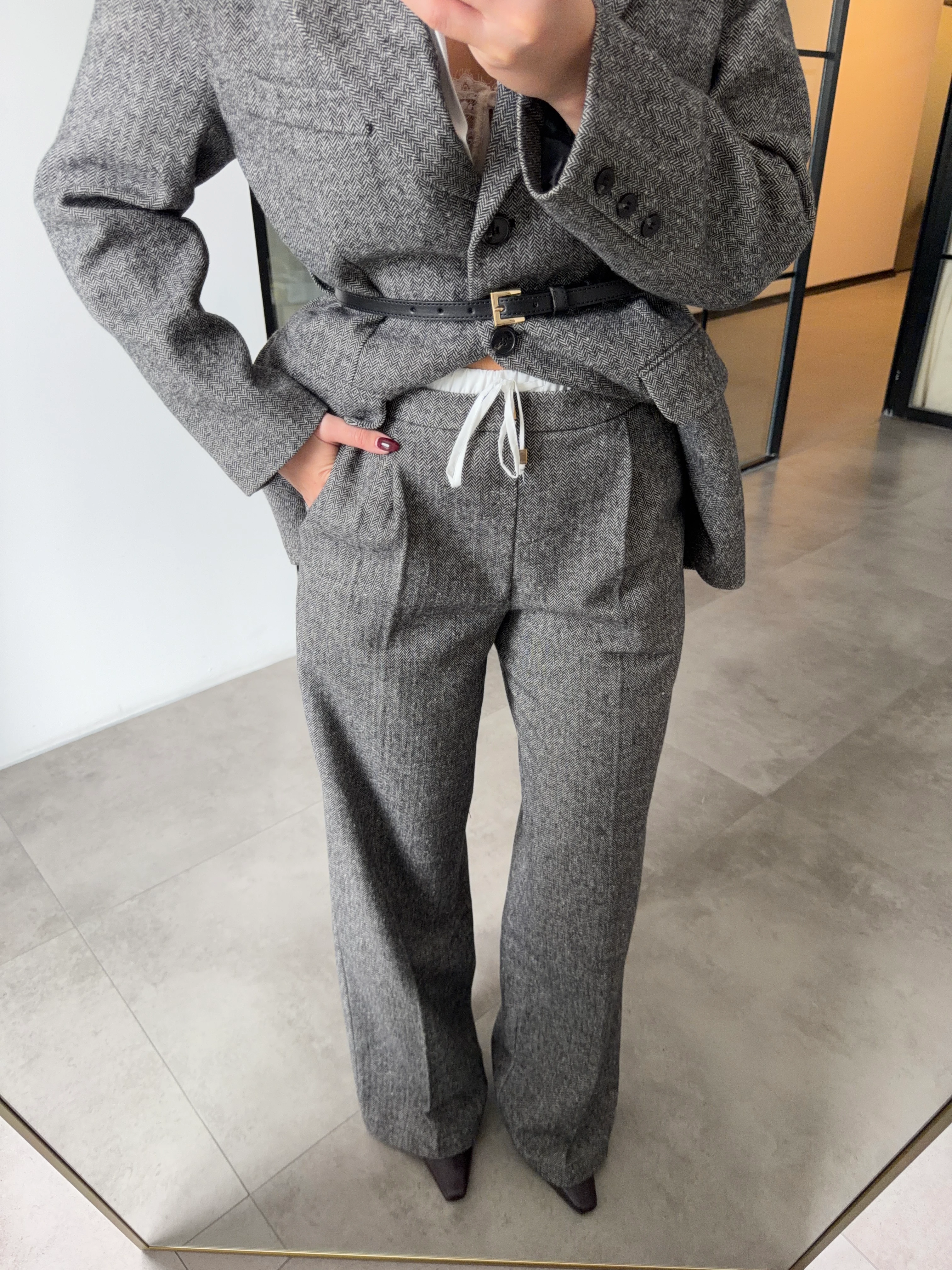 GÖMLEK YAKALI KEMERLİ KAŞE CEKET PANTOLON TAKIM