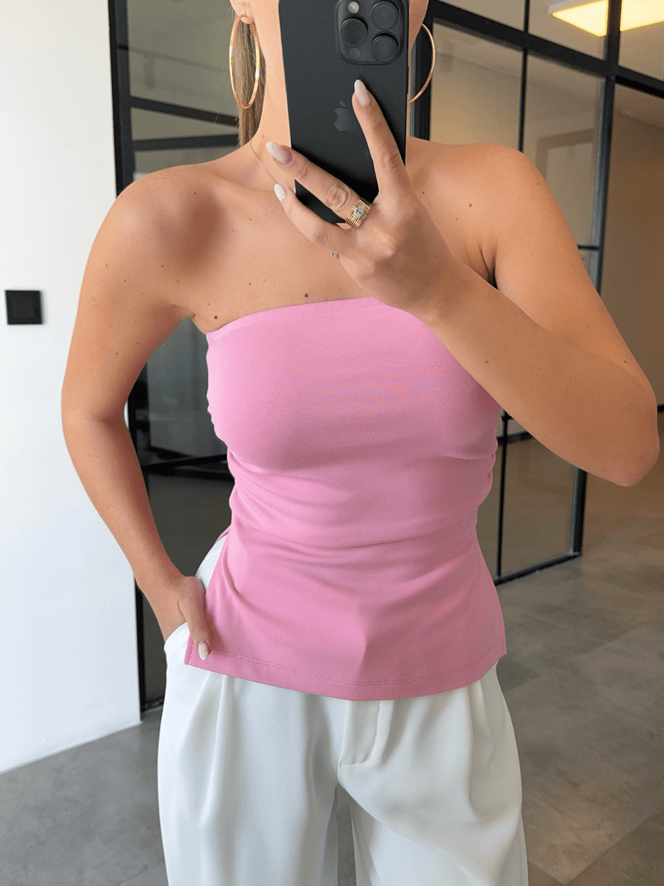 YANI YIRTMAÇLI DRAPELİ PEMBE STRAPLEZ BLUZ