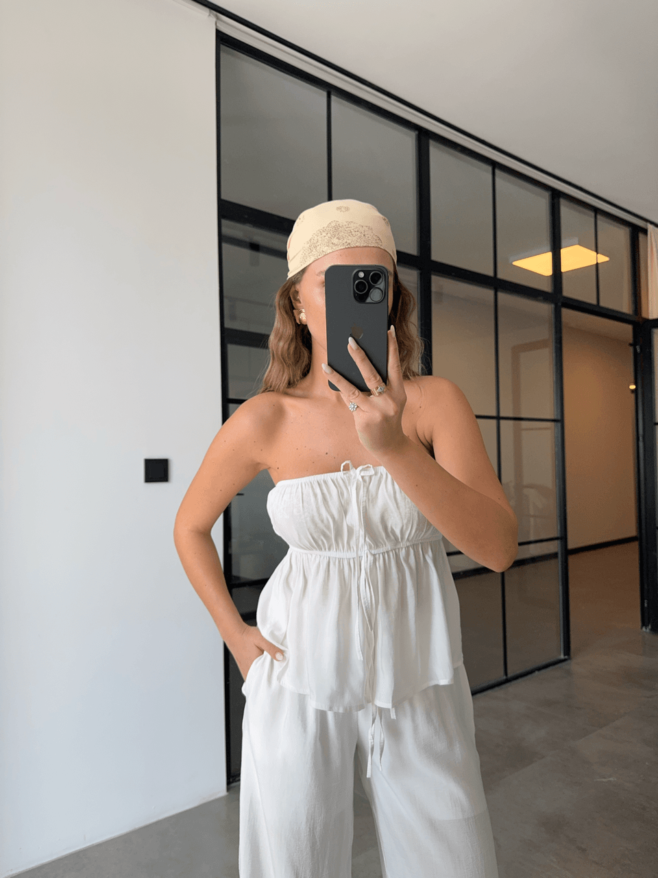BEYAZ STRAPLEZ BÜZGÜLÜ BLUZ PANTOLON TAKIM
