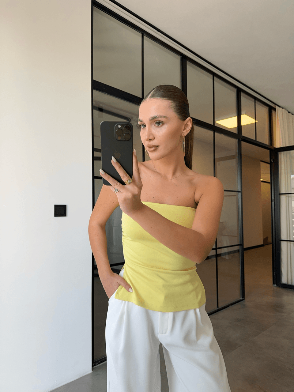 YANI YIRTMAÇLI DRAPELİ SARI STRAPLEZ BLUZ