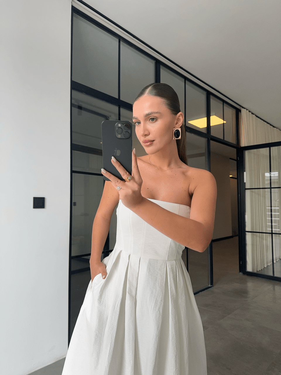 STRAPLEZ BEYAZ PARAŞÜT KUMAŞ CEPLİ ELBİSE