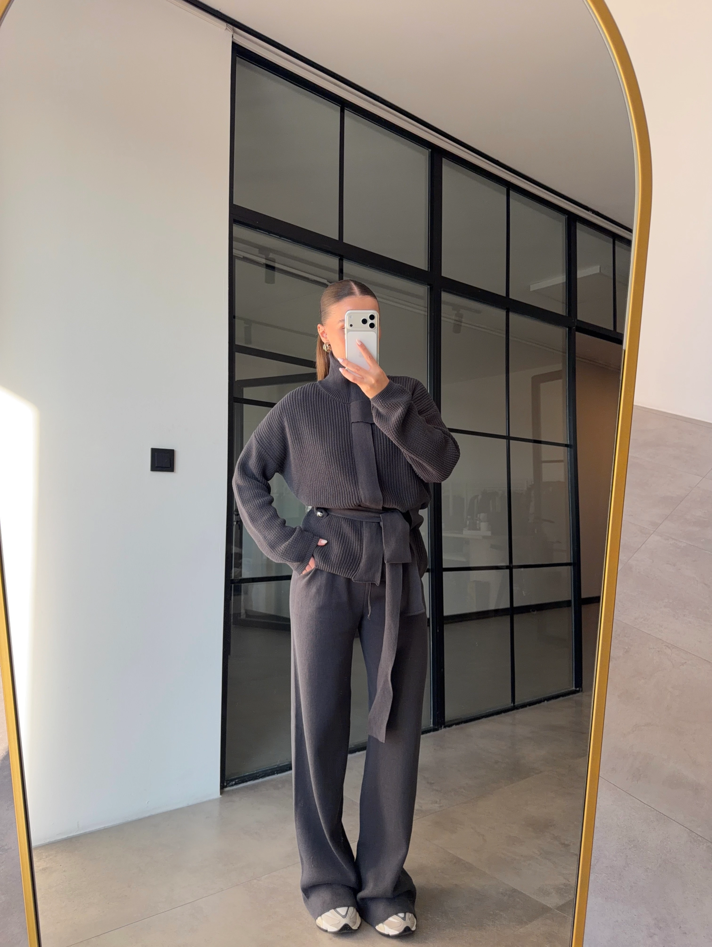 DİK YAKALI KUŞAKLI ANTRASİT TAKIM