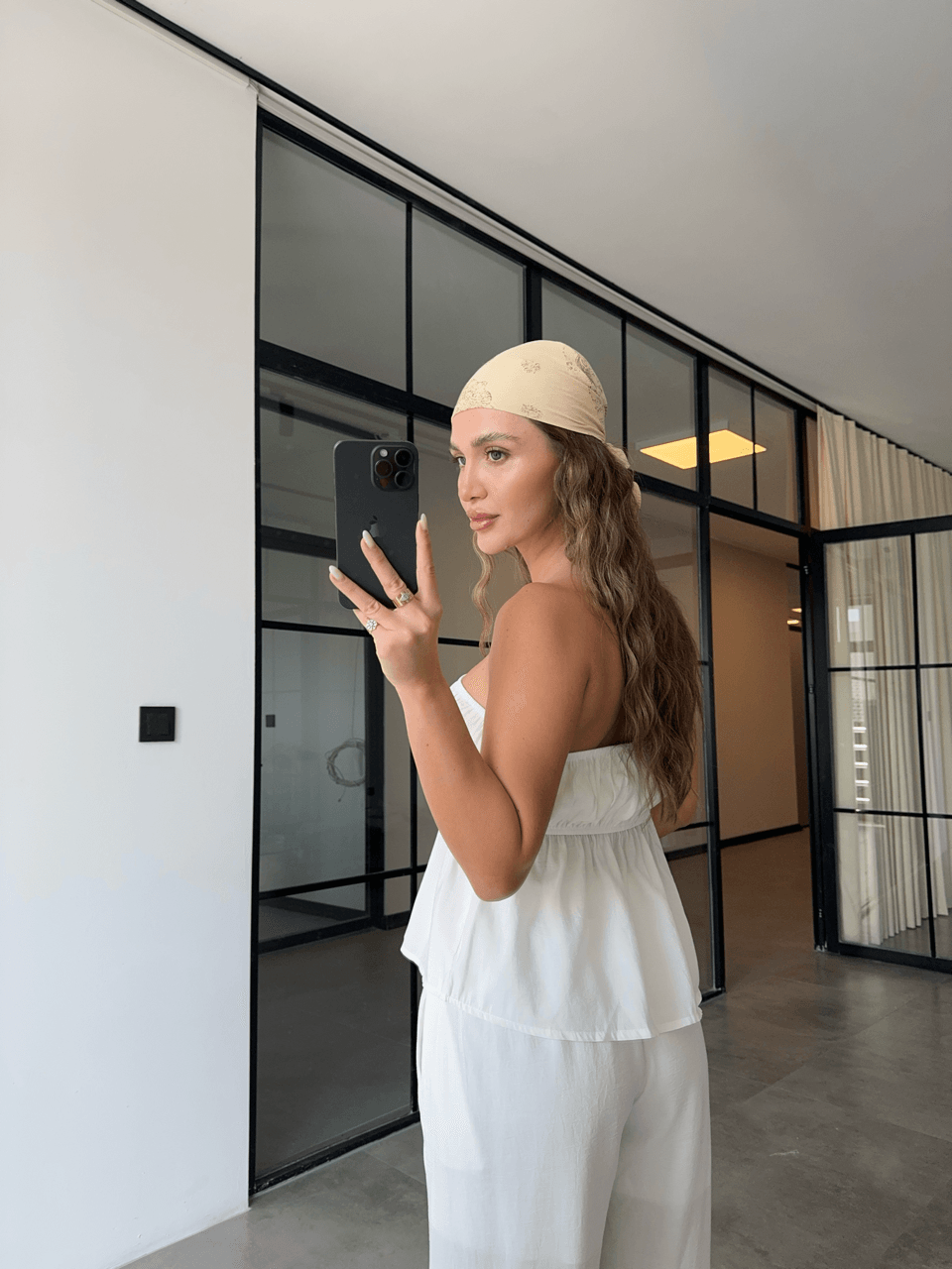 BEYAZ STRAPLEZ BÜZGÜLÜ BLUZ PANTOLON TAKIM