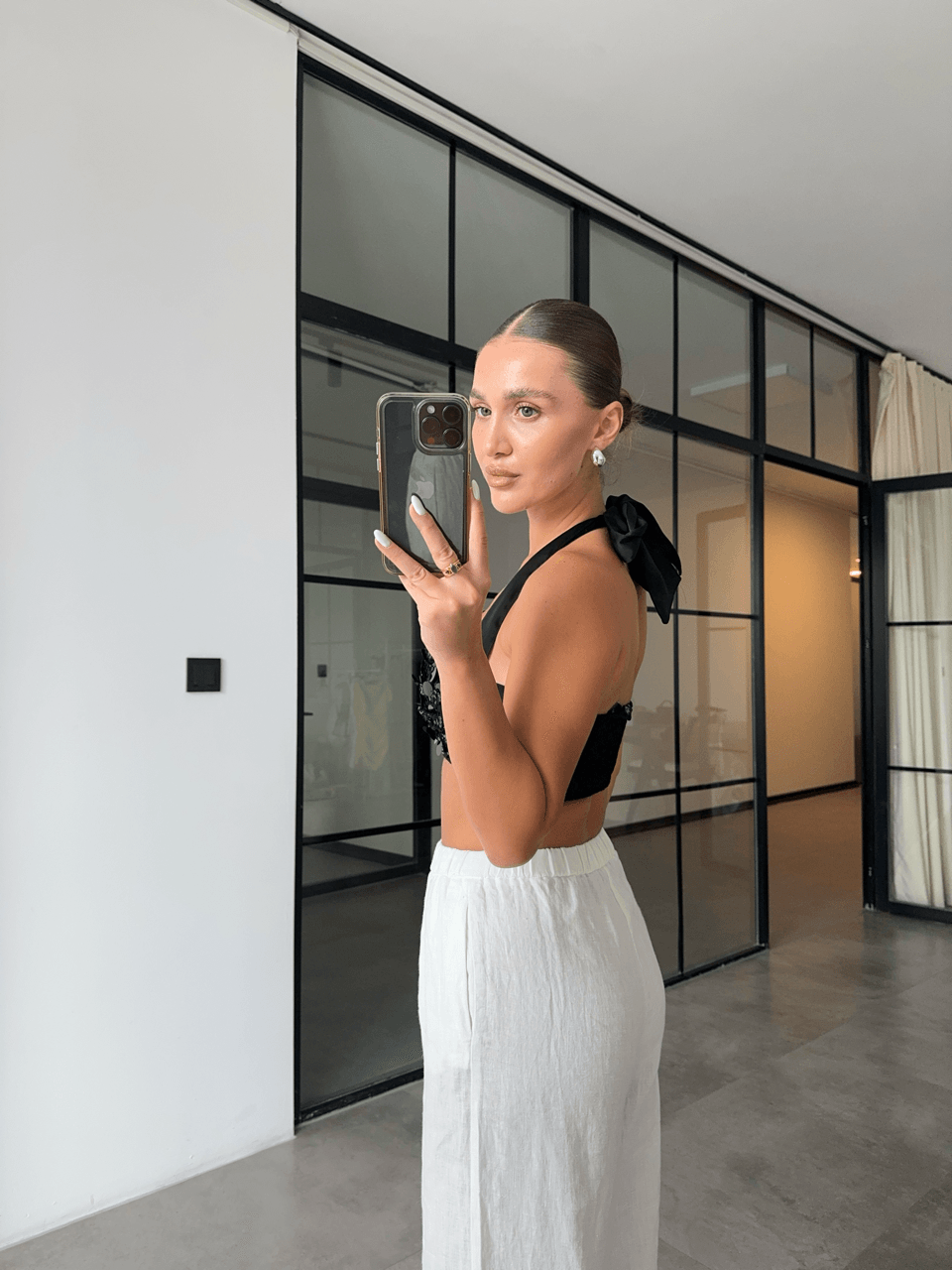 BOYUNDAN BAĞLAMALI SİYAH PULLU CROP BLUZ