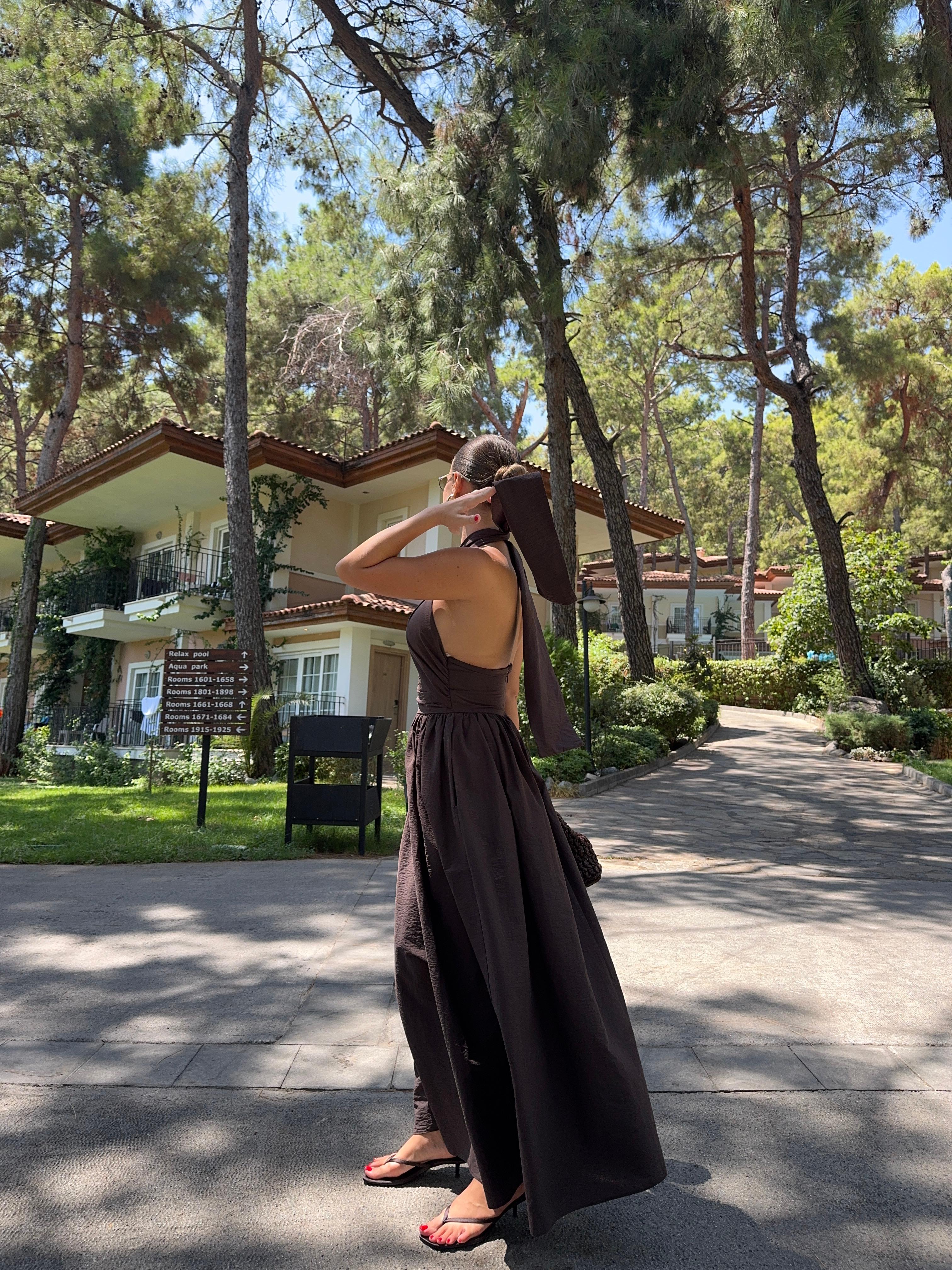 BOYUNDAN BAĞLAMALI MAXİ KAHVERENGİ ELBİSE 