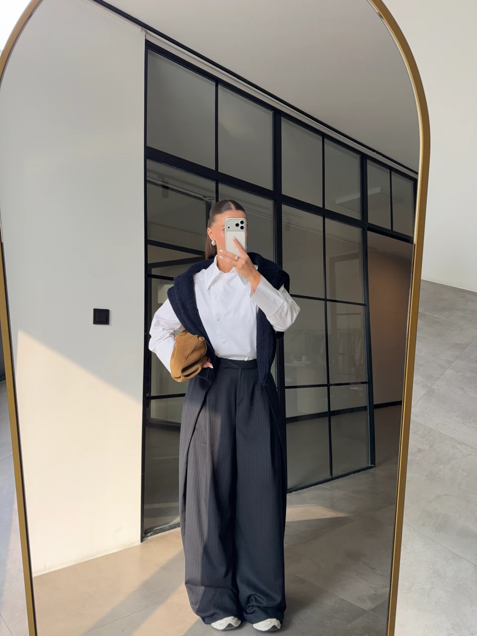 ÖNÜ PENSLİ GENİŞ PAÇA ÇİZGİLİ LACİVERT PANTOLON