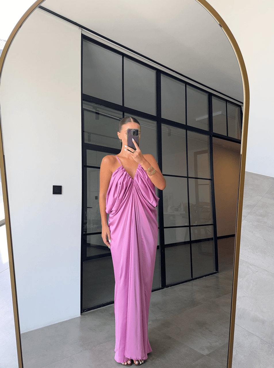 YAN DEKOLTELİ DÖKÜMLÜ PEMBE SATEN ELBİSE