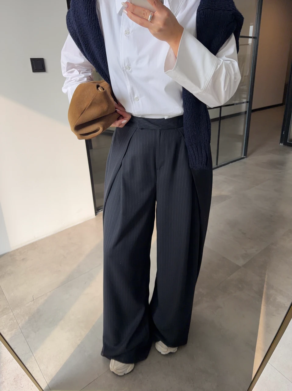 ÖNÜ PENSLİ GENİŞ PAÇA ÇİZGİLİ LACİVERT PANTOLON