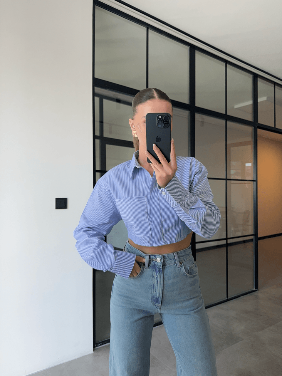SIRT DEKOLTELİ CROP MAVİ ÇİZGİLİ GÖMLEK 