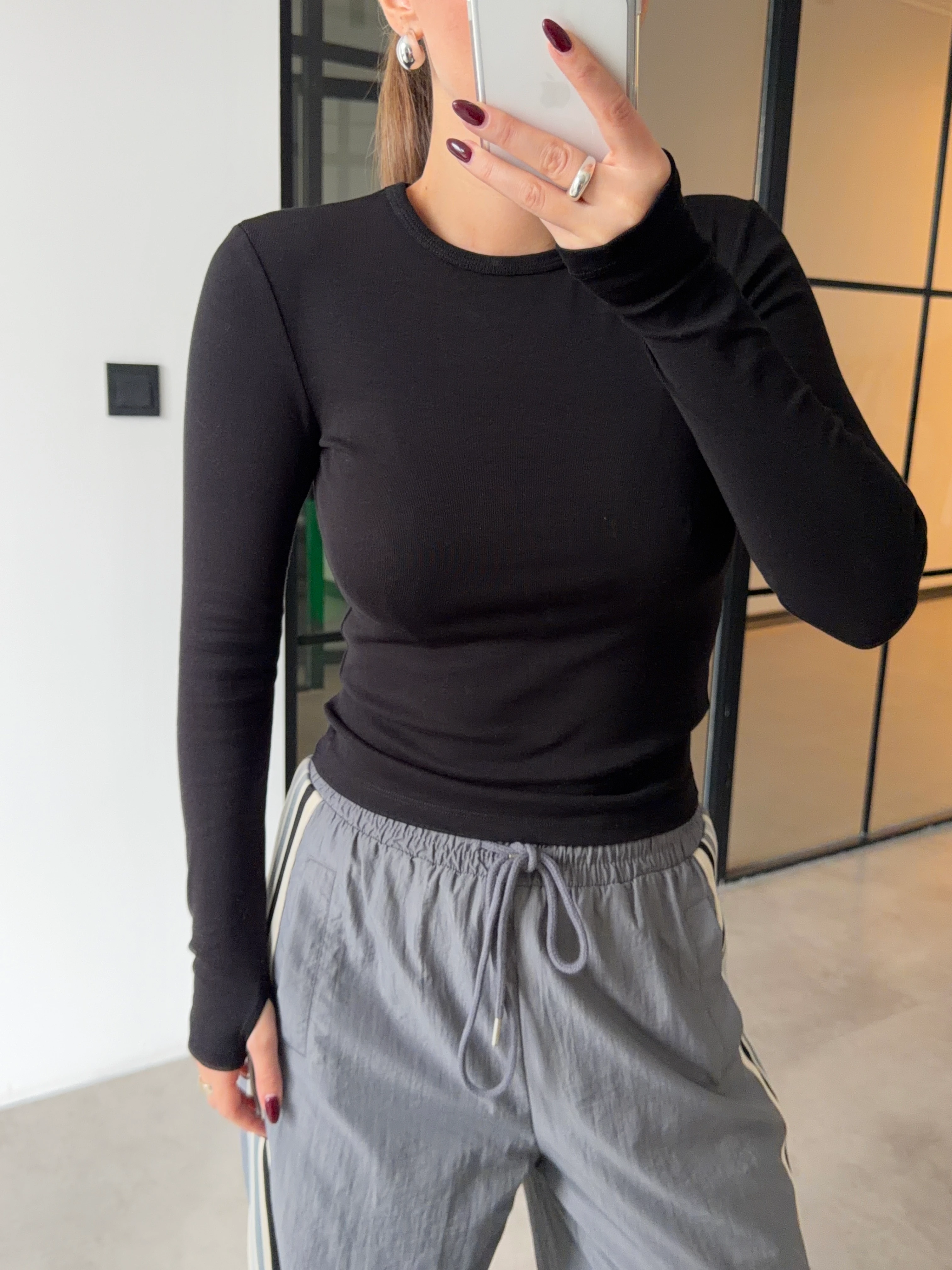 PARMAK GEÇMELİ SİYAH BASİC TSHİRT