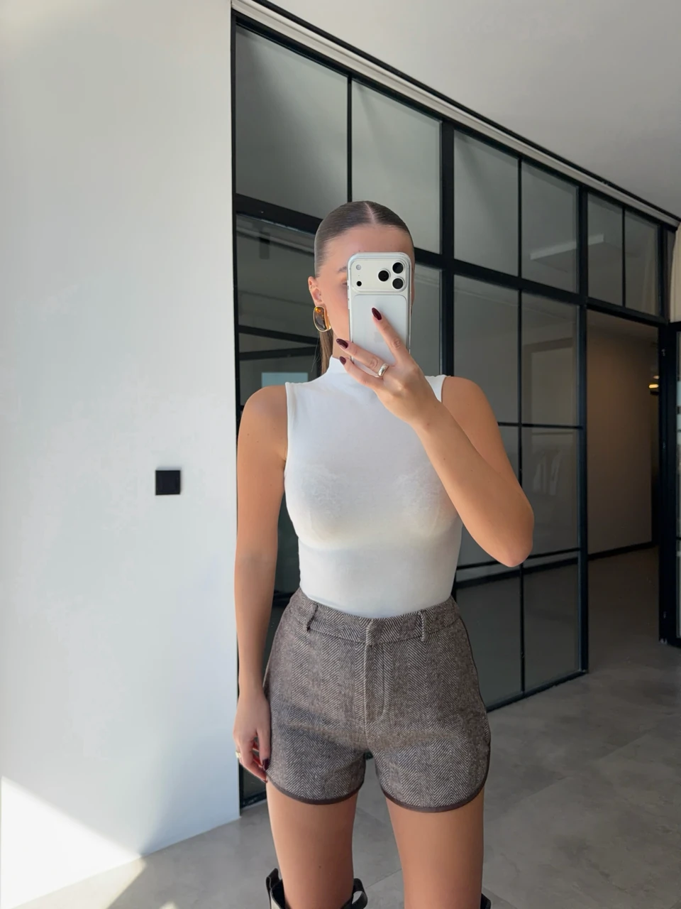 YARIM BOĞAZLI SIFIRKOL BEYAZ BLUZ