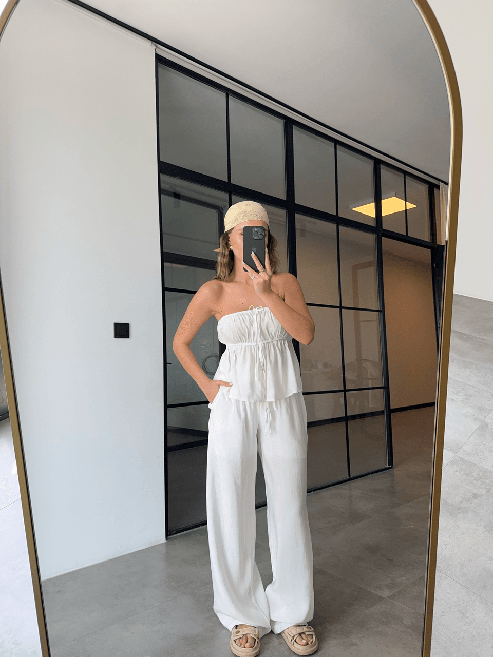 BEYAZ STRAPLEZ BÜZGÜLÜ BLUZ PANTOLON TAKIM