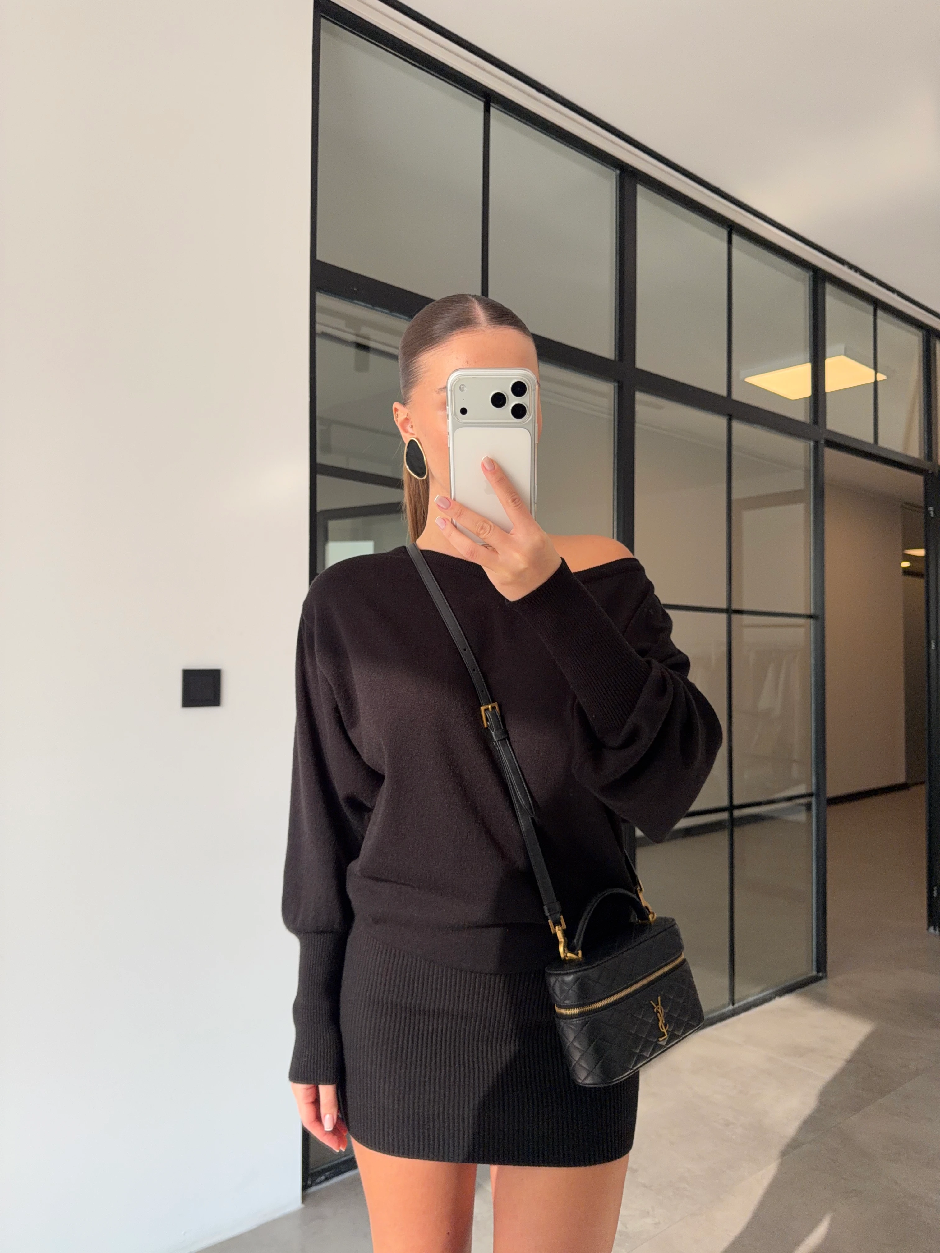 DÜŞÜK OMUZ MİNİ TRİKO ELBİSE(ÖN SİPARİŞ ÜRÜNÜDÜR TAHMİNİ KARGOYA TESLİM TARİHİ 20 ARALIK) - Siyah