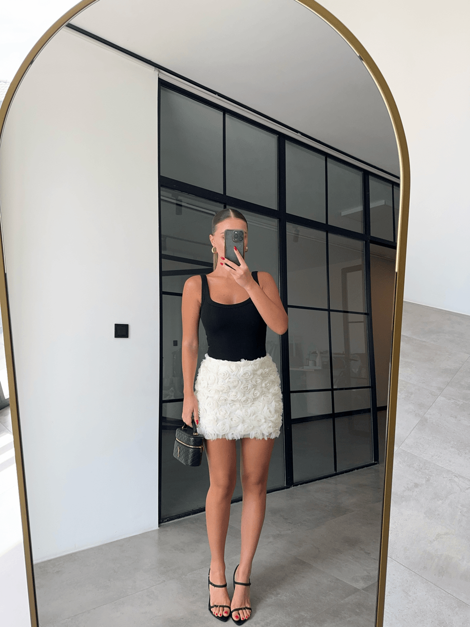 KABARTMA GÜL DETAYLI EKRU MİNİ ETEK
