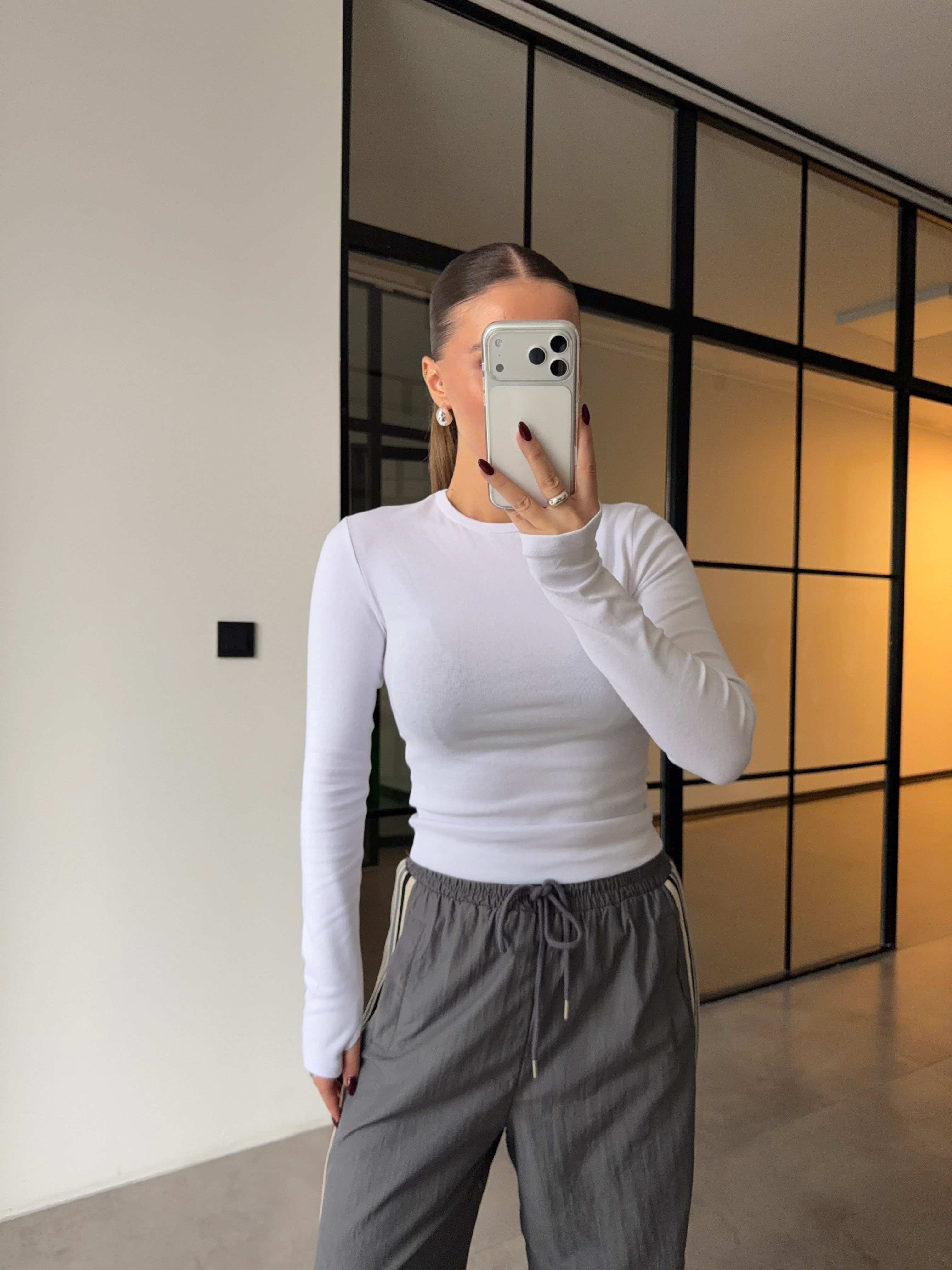 PARMAK GEÇMELİ PAMUKLU BEYAZ BASİC TSHİRT