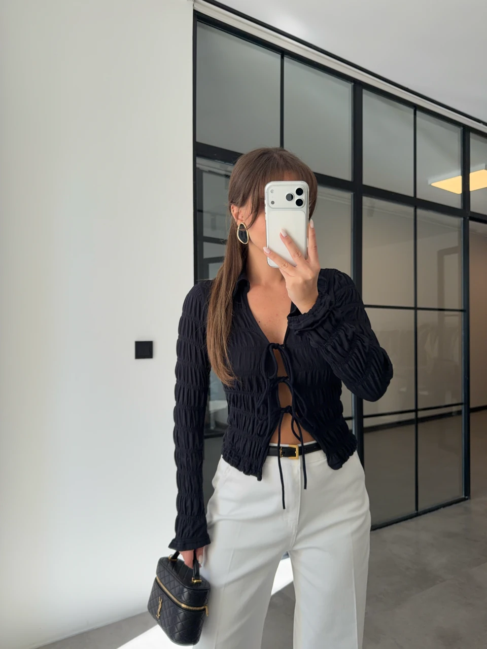 BÜZGÜLÜ YAKALI SİYAH BLUZ