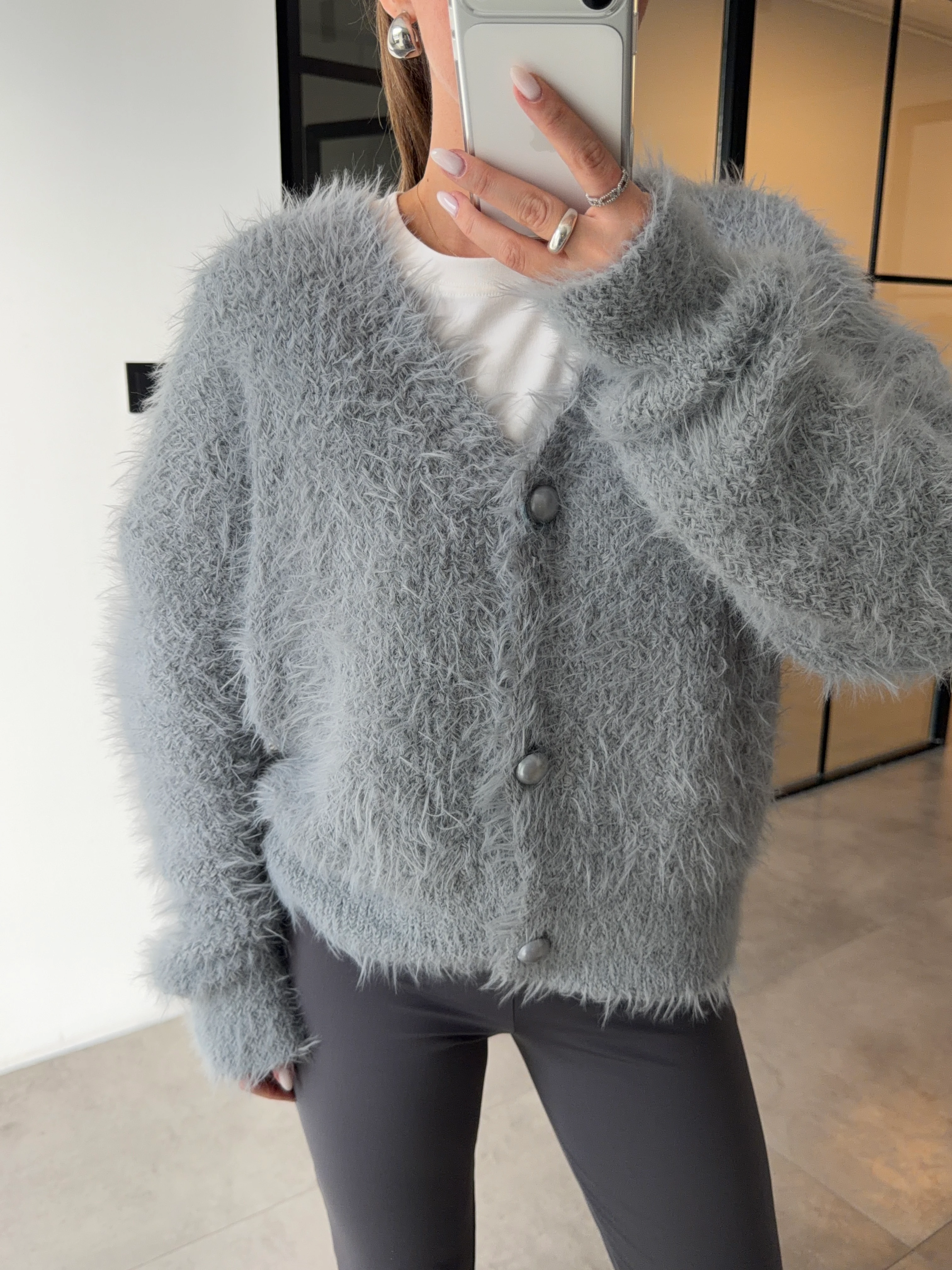 İNCİ DÜĞMELİ GRİ PELUŞ HIRKA