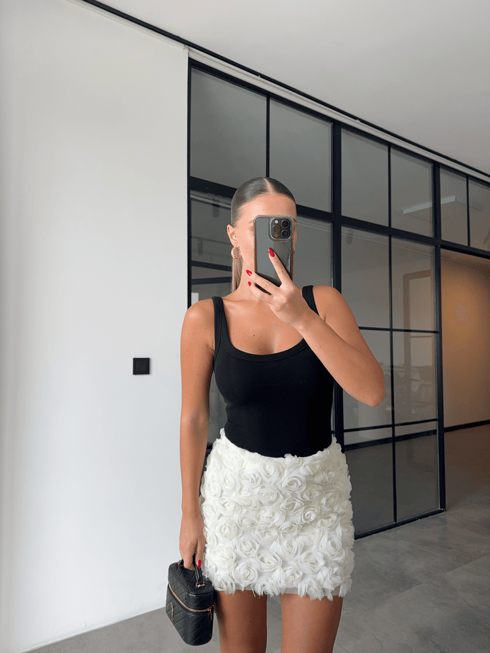 KABARTMA GÜL DETAYLI EKRU MİNİ ETEK