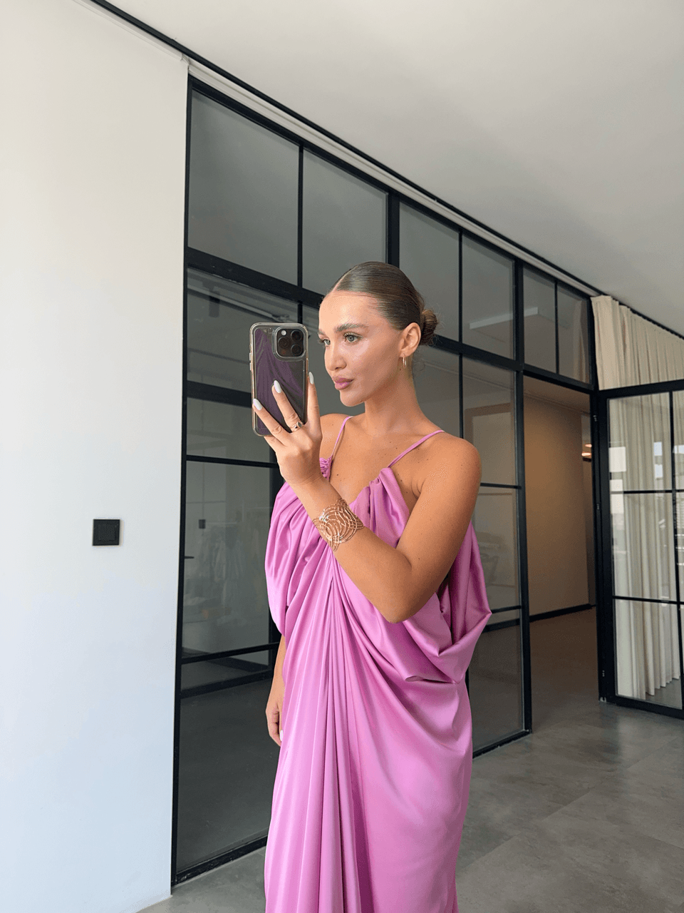 YAN DEKOLTELİ DÖKÜMLÜ PEMBE SATEN ELBİSE