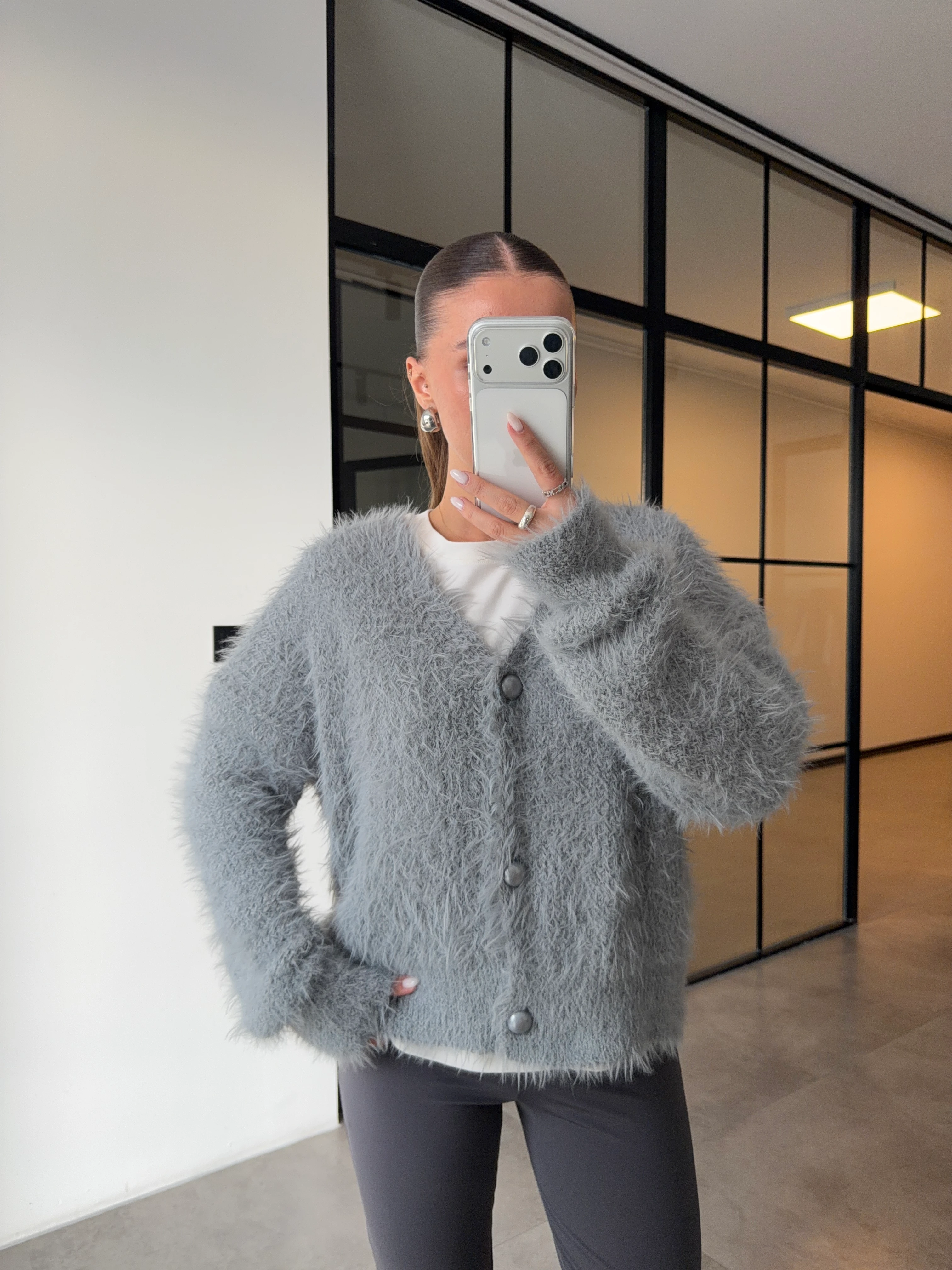 İNCİ DÜĞMELİ GRİ PELUŞ HIRKA