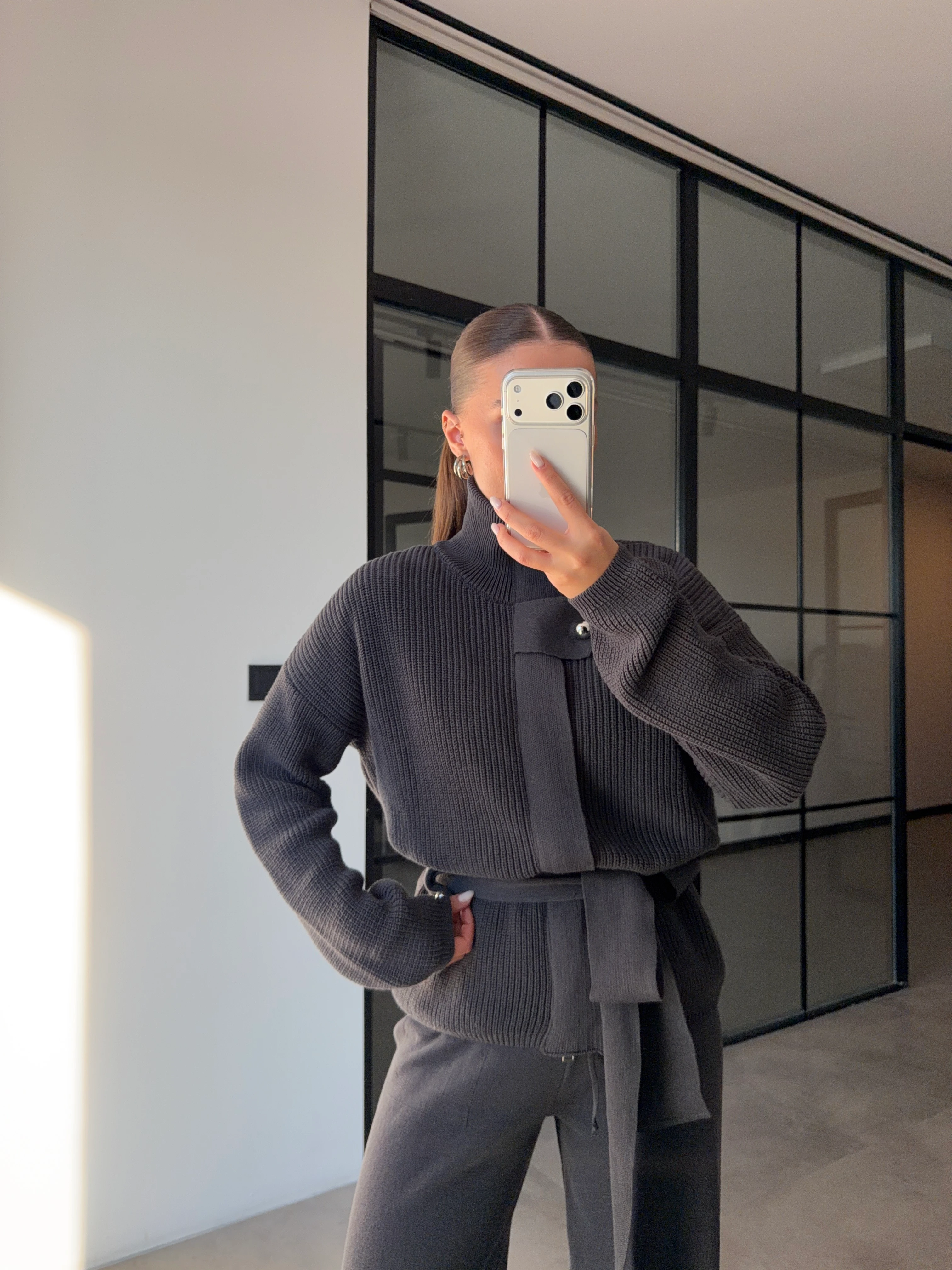 DİK YAKALI KUŞAKLI ANTRASİT TAKIM