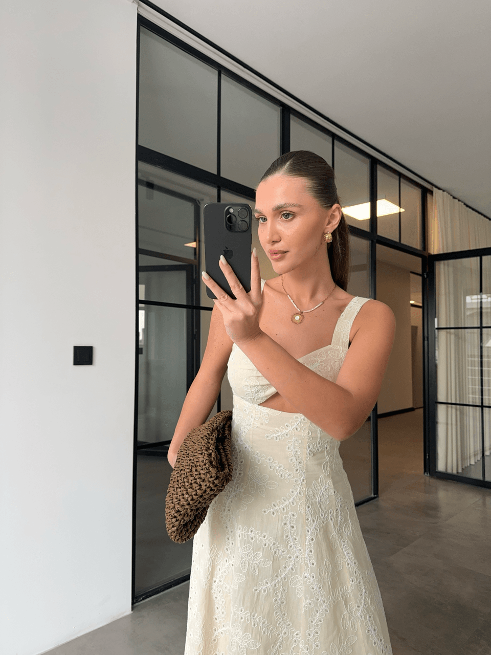 SIRT DEKOLTELİ BEJ RENGİ FİSTO ELBİSE 