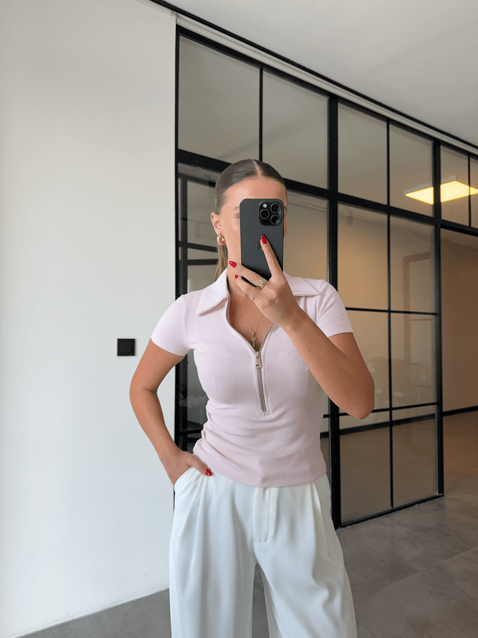 POLO YAKA FERMUARLI TOZ PEMBE T-SHİRT