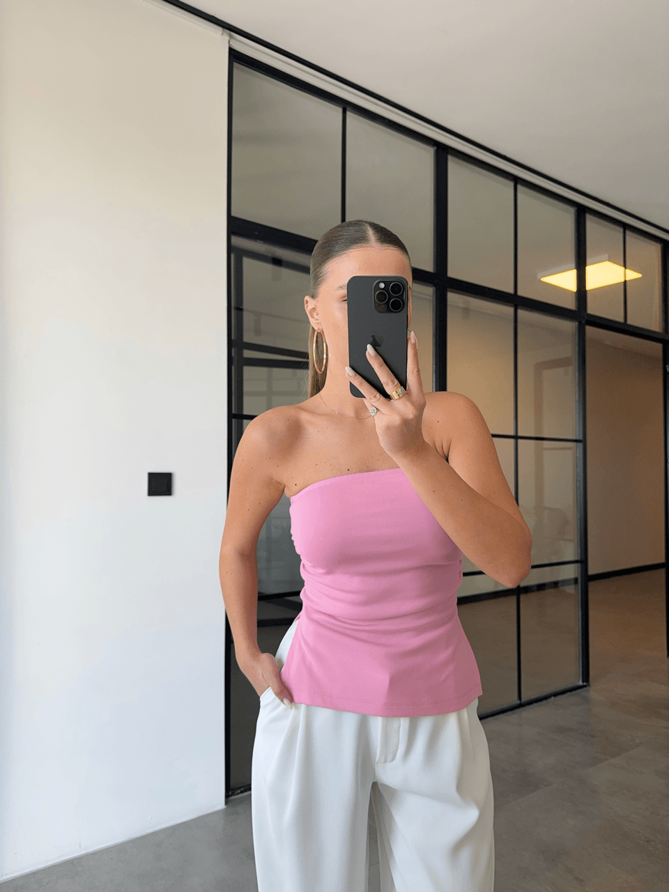 YANI YIRTMAÇLI DRAPELİ PEMBE STRAPLEZ BLUZ