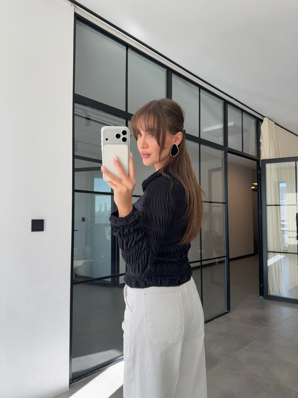 BÜZGÜLÜ YAKALI SİYAH BLUZ