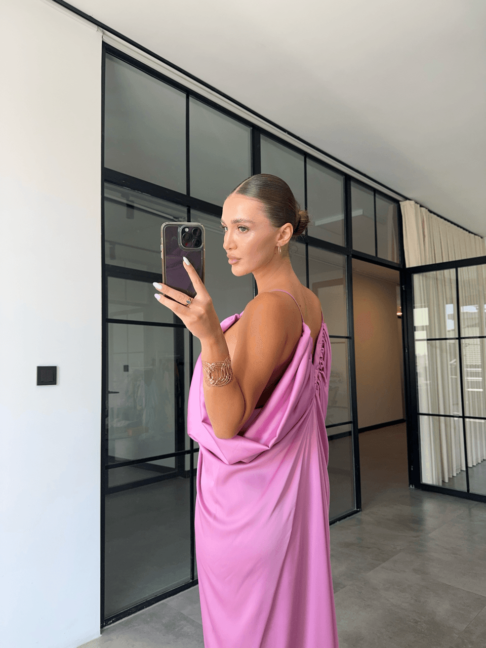YAN DEKOLTELİ DÖKÜMLÜ PEMBE SATEN ELBİSE