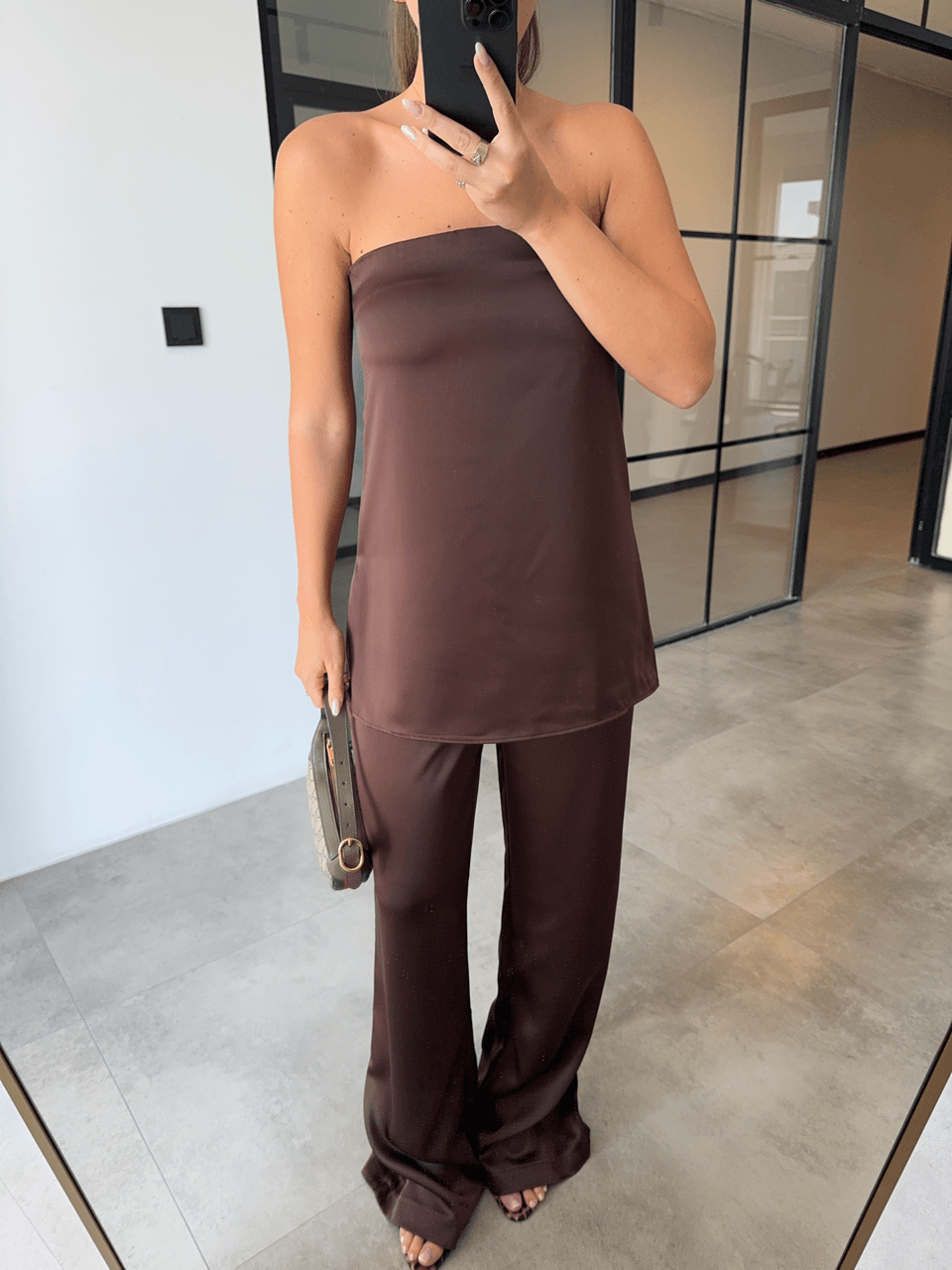 KAHVERENGİ SATEN STRAPLEZ BLUZ PANTOLON TAKIM