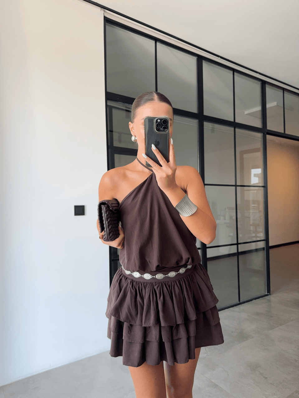 BOYUNDAN BAĞLAMALI KATLI ACI KAHVE MİNİ ELBİSE