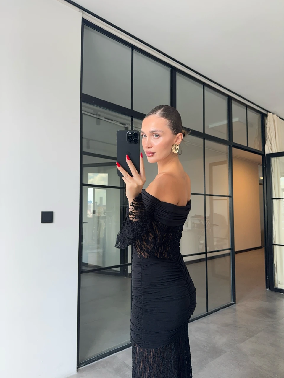 MADONNA YAKA DRAPELİ SİYAH DANTEL ELBİSE