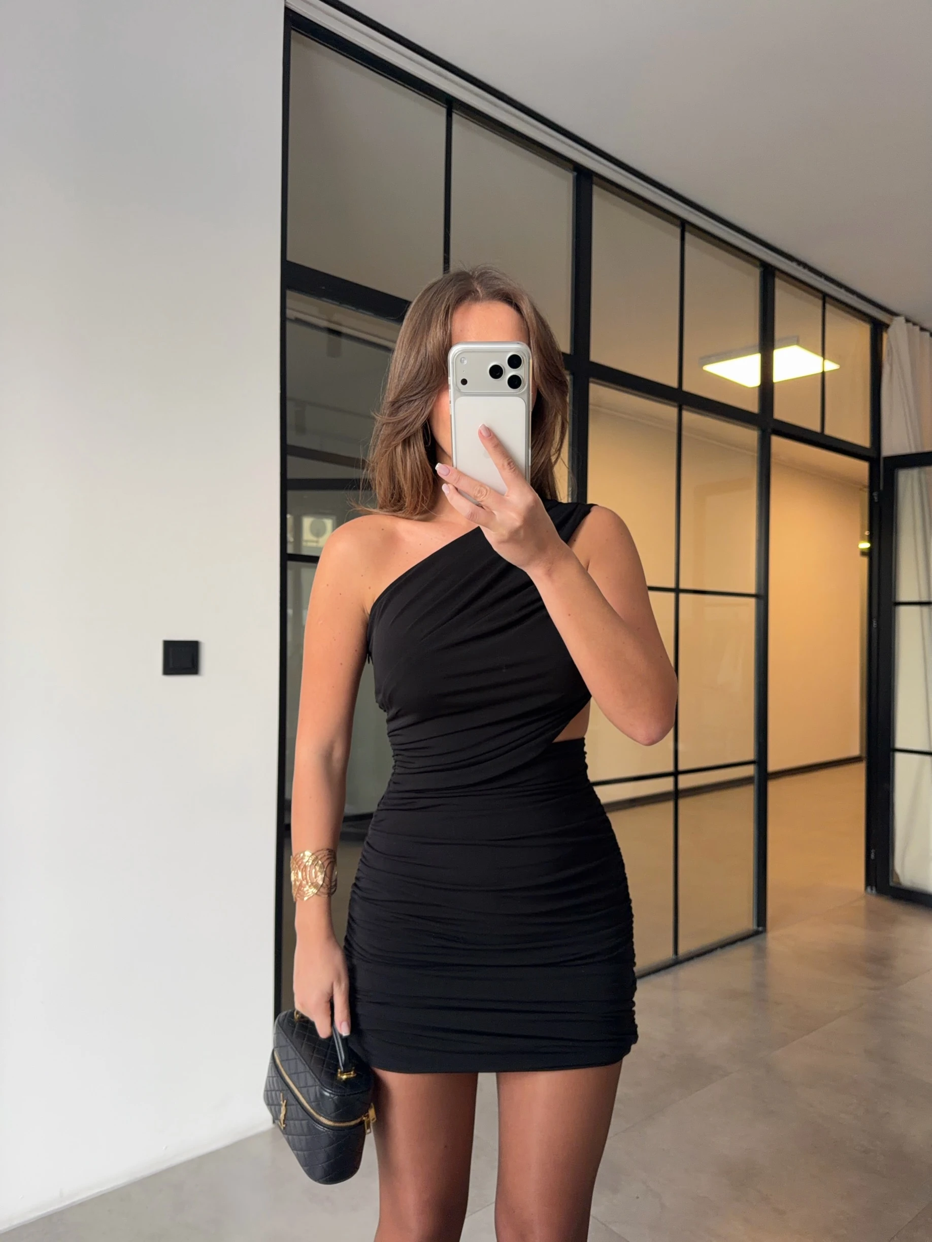 ASİMETRİK SİYAH TEK KOL MİNİ DRAPELİ ELBİSE