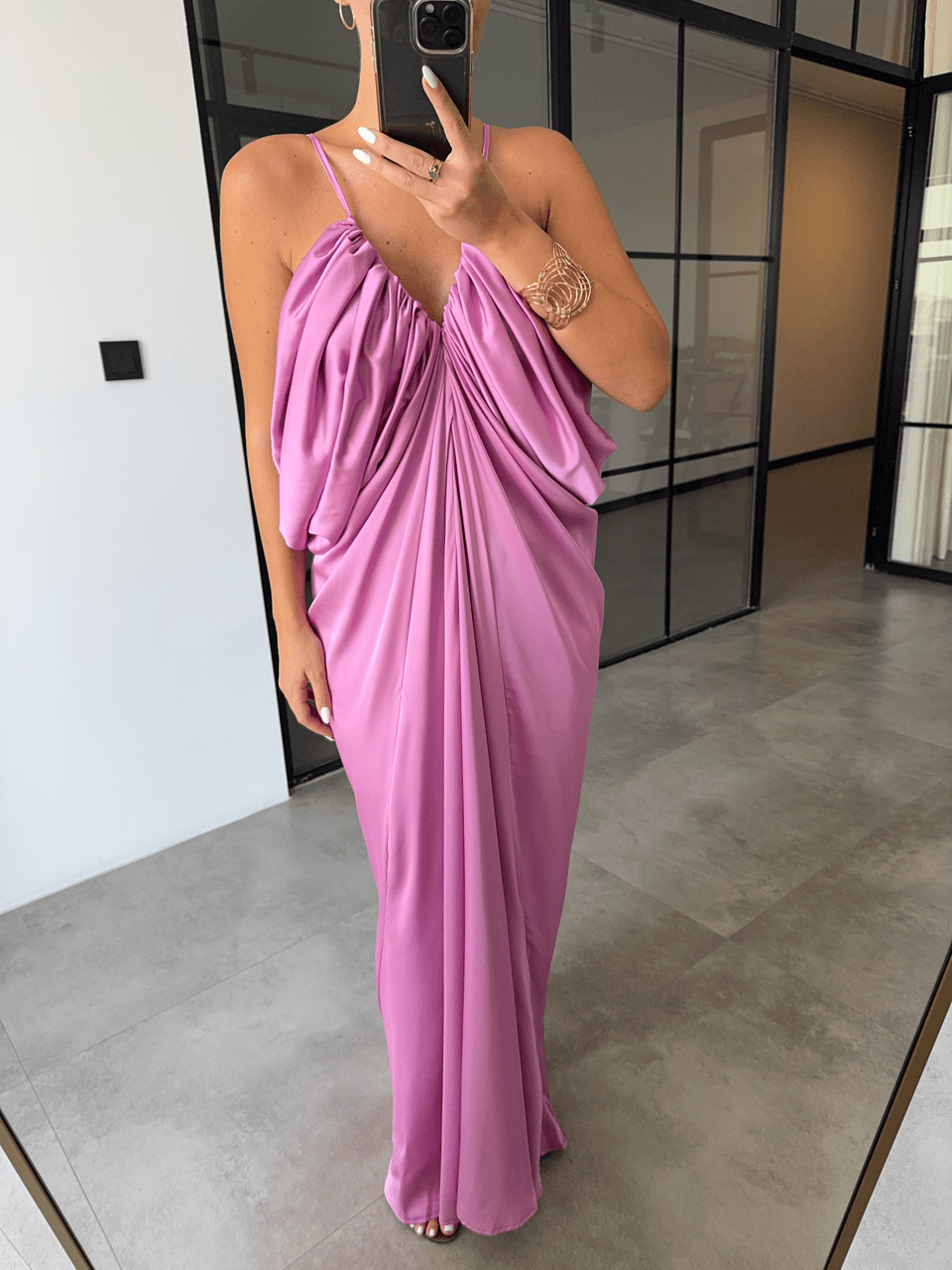 YAN DEKOLTELİ DÖKÜMLÜ PEMBE SATEN ELBİSE