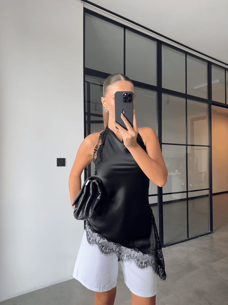 DANTEL İŞLEMELİ YIRTMAÇLI SATEN BLUZ