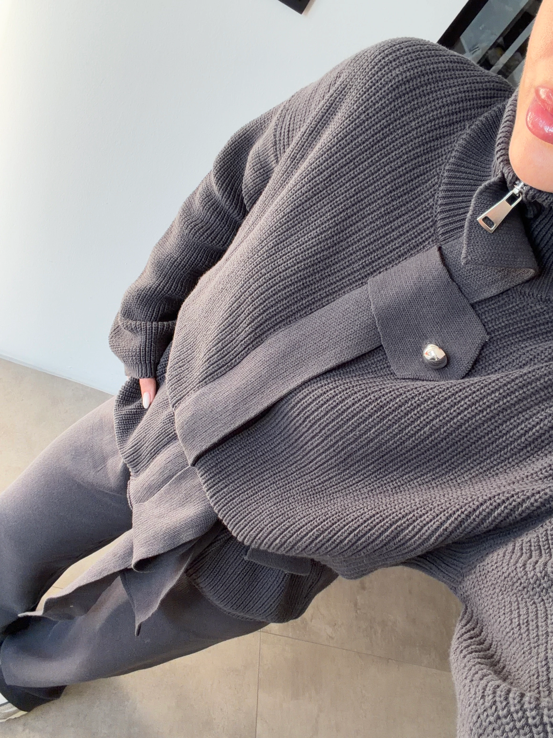 DİK YAKALI KUŞAKLI ANTRASİT TAKIM