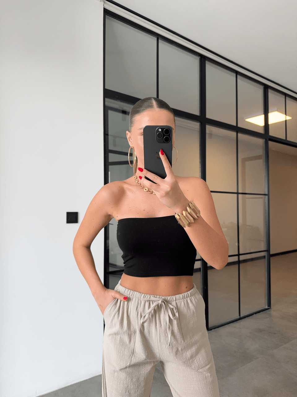 GÖĞÜS KUPLU SİYAH STRAPLEZ CROP BLUZ