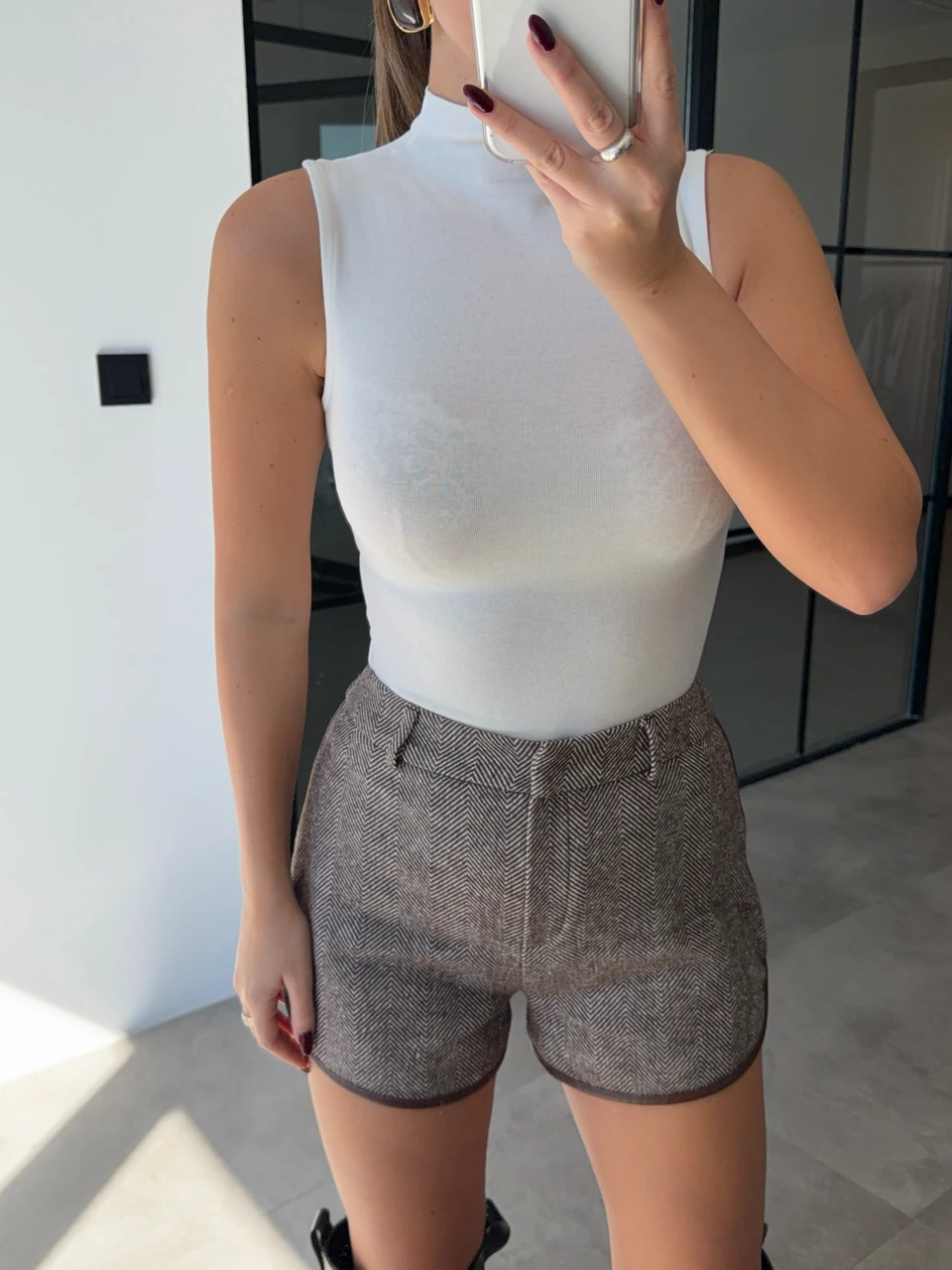 YARIM BOĞAZLI SIFIRKOL BEYAZ BLUZ